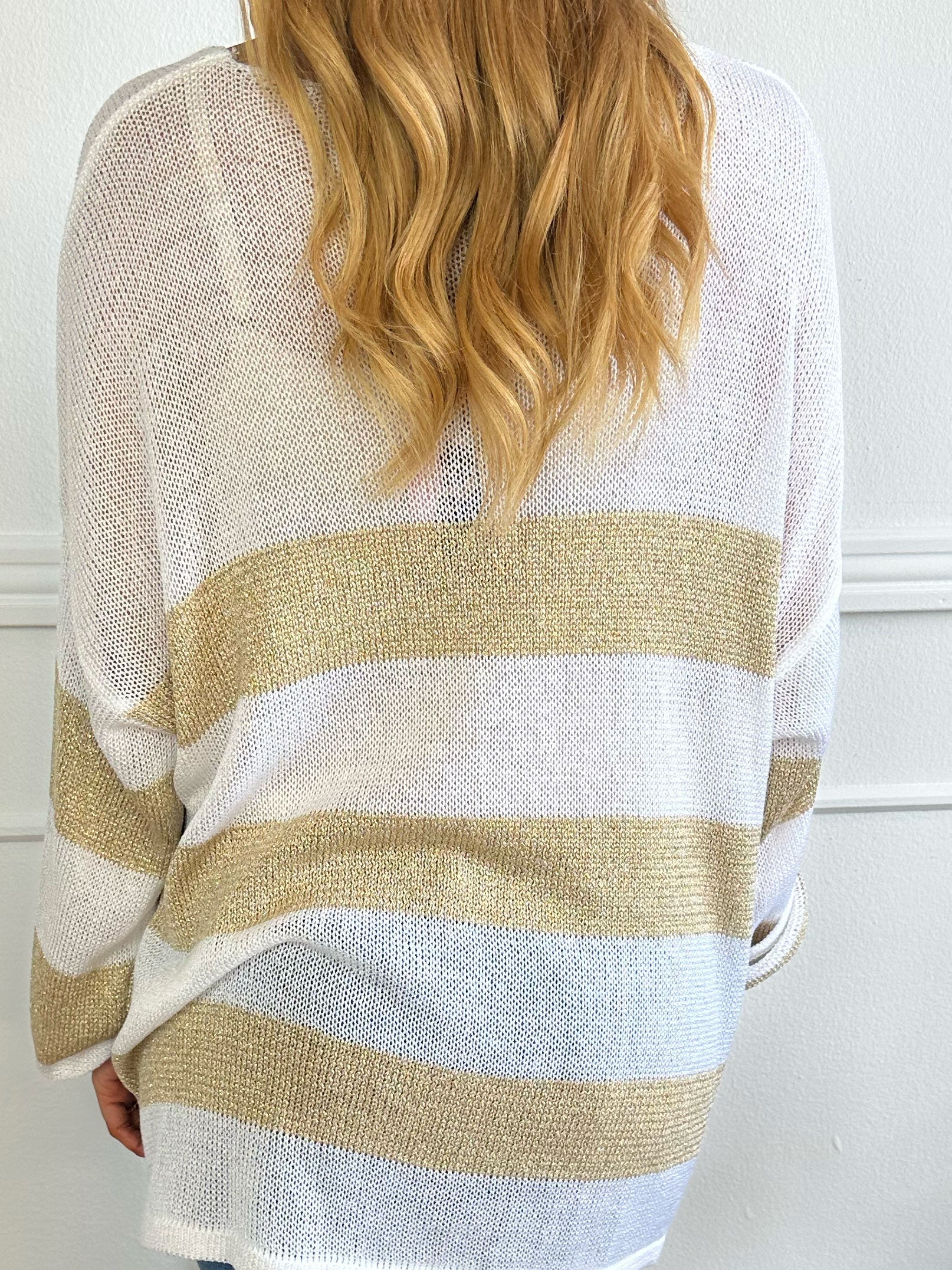 Dima - Stickad tröja i viskos med guld ränder