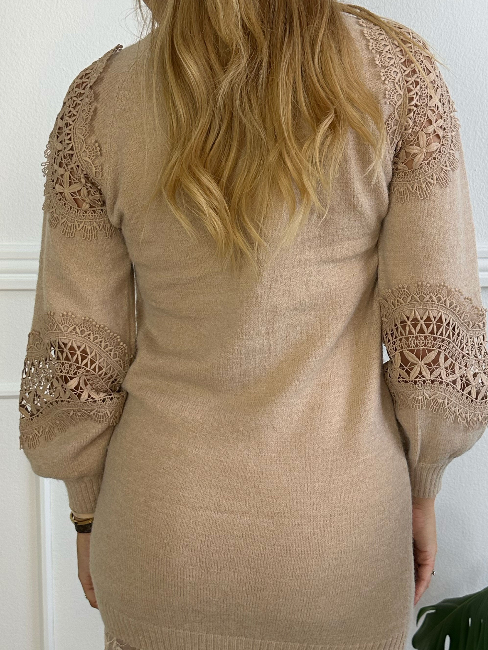 Oxana - Mjuk stickad klänning med broderingar över byst och ärmar