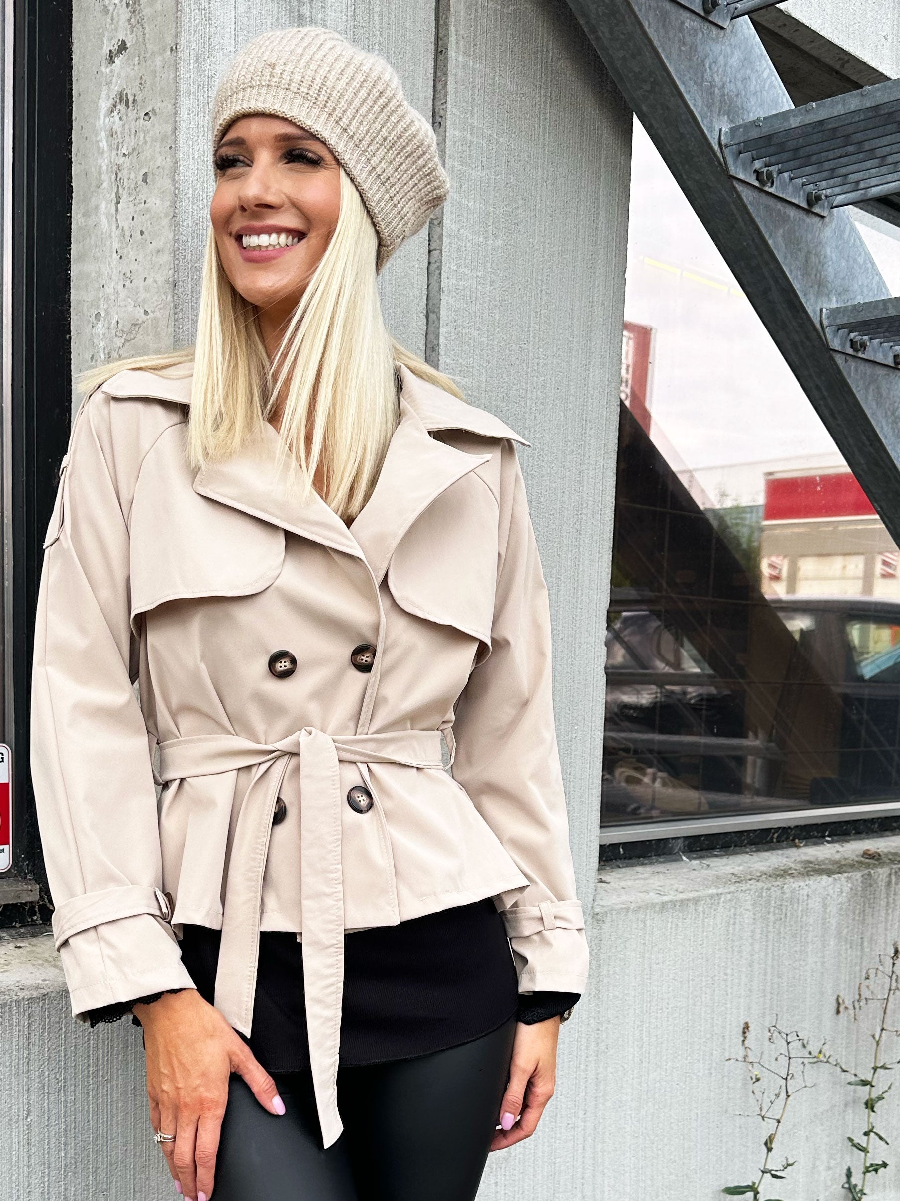 Carmen - Kort trenchcoat med knappar