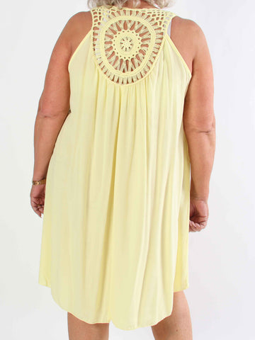 Medea - Simpel plus size sommarklänning i viskos med broderad rygg