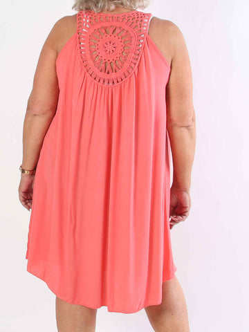 Medea - Simpel plus size sommarklänning i viskos med broderad rygg