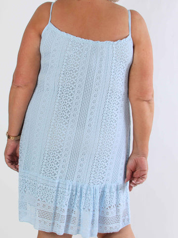 Galateia - Plus size axelremsklänning i mjuk spets i bomull