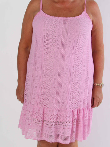Galateia - Plus size axelremsklänning i mjuk spets i bomull