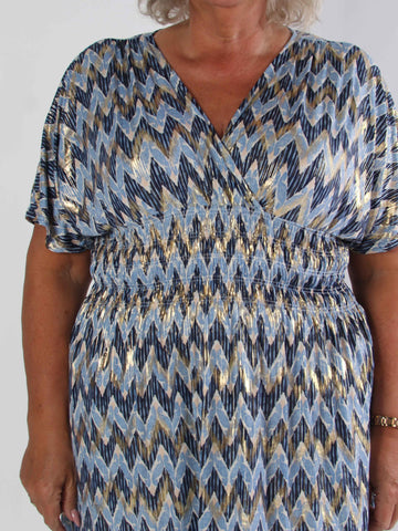 Pams Zigzag Short - Elastisk mönstrad plus size klänning med guld detaljer