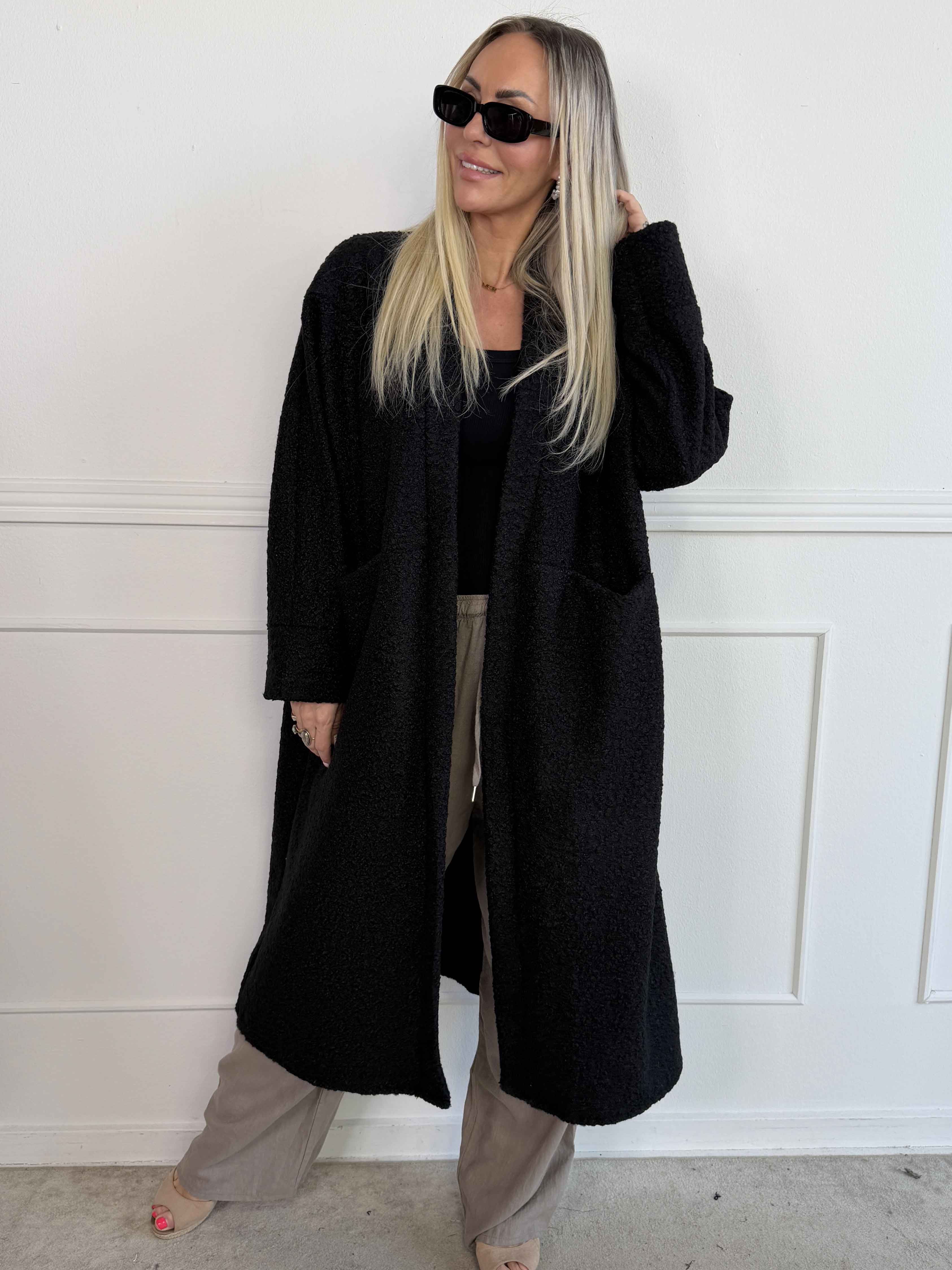 Annah Teddy - Oversized kappa i mjukt teddytyg med synliga sömmar och stora fickor
