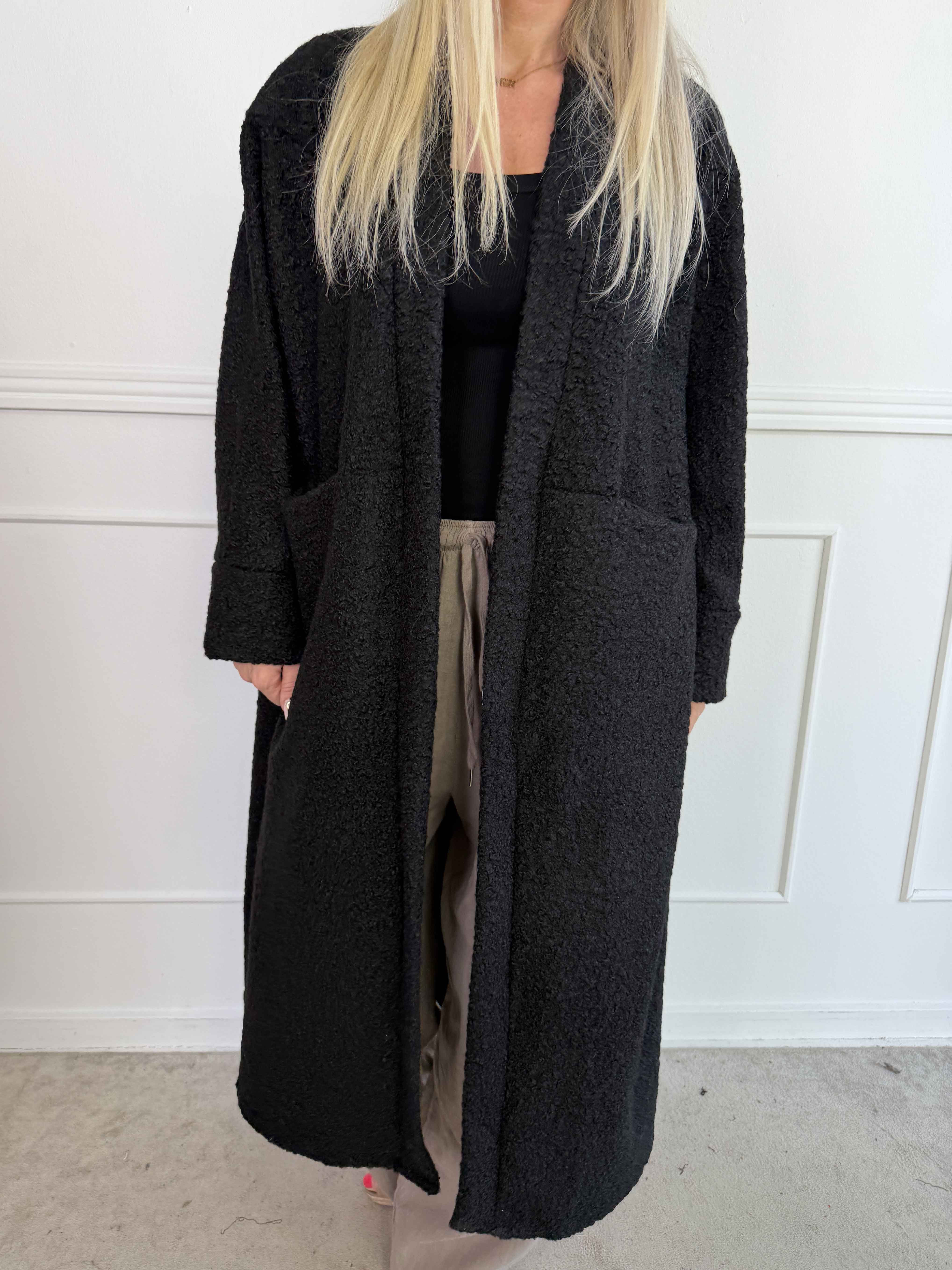 Annah Teddy - Plus size kappa i mjukt teddytyg med synliga sömmar och stora fickor