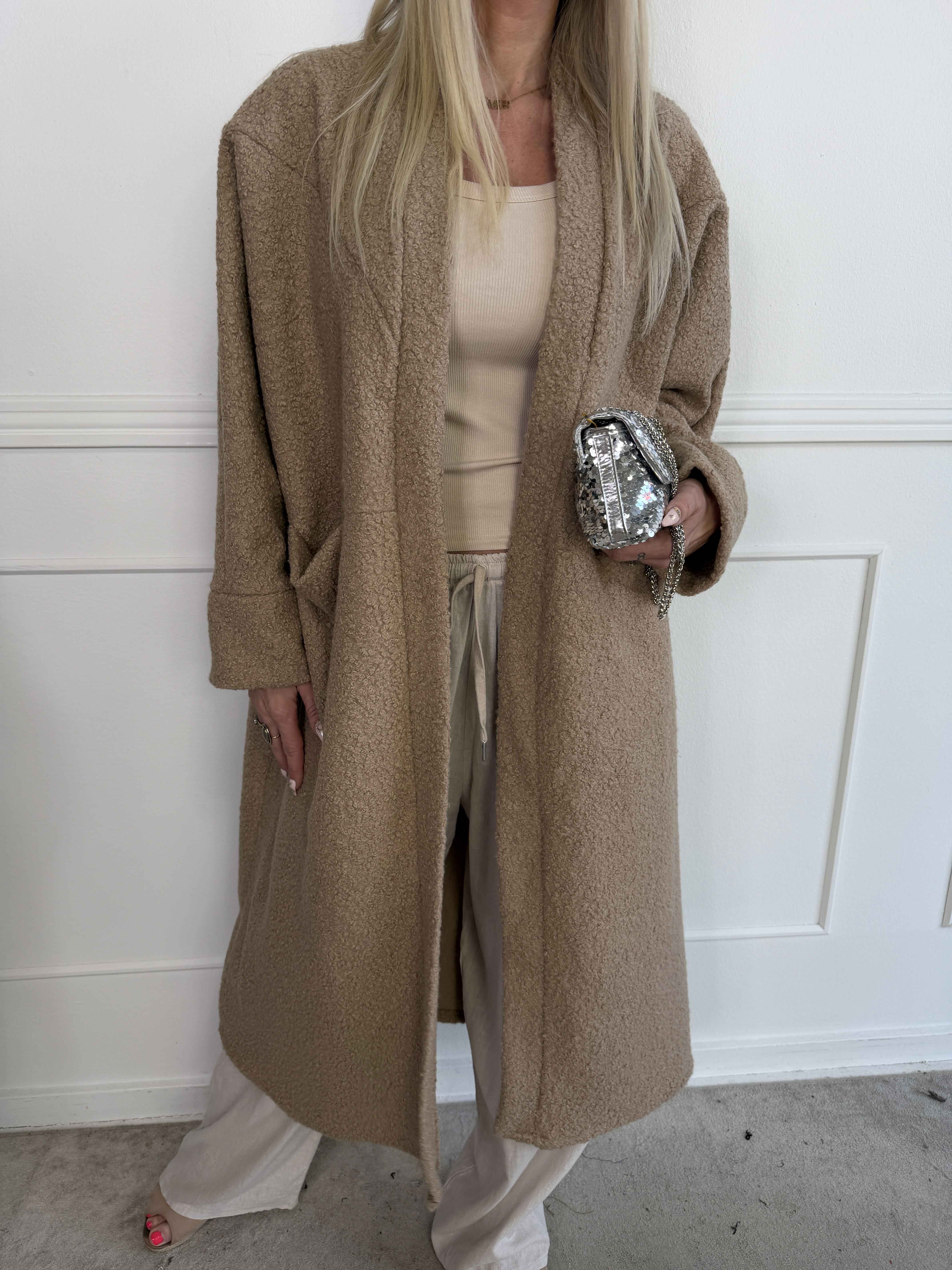 Annah Teddy - Oversized kappa i mjukt teddytyg med synliga sömmar och stora fickor