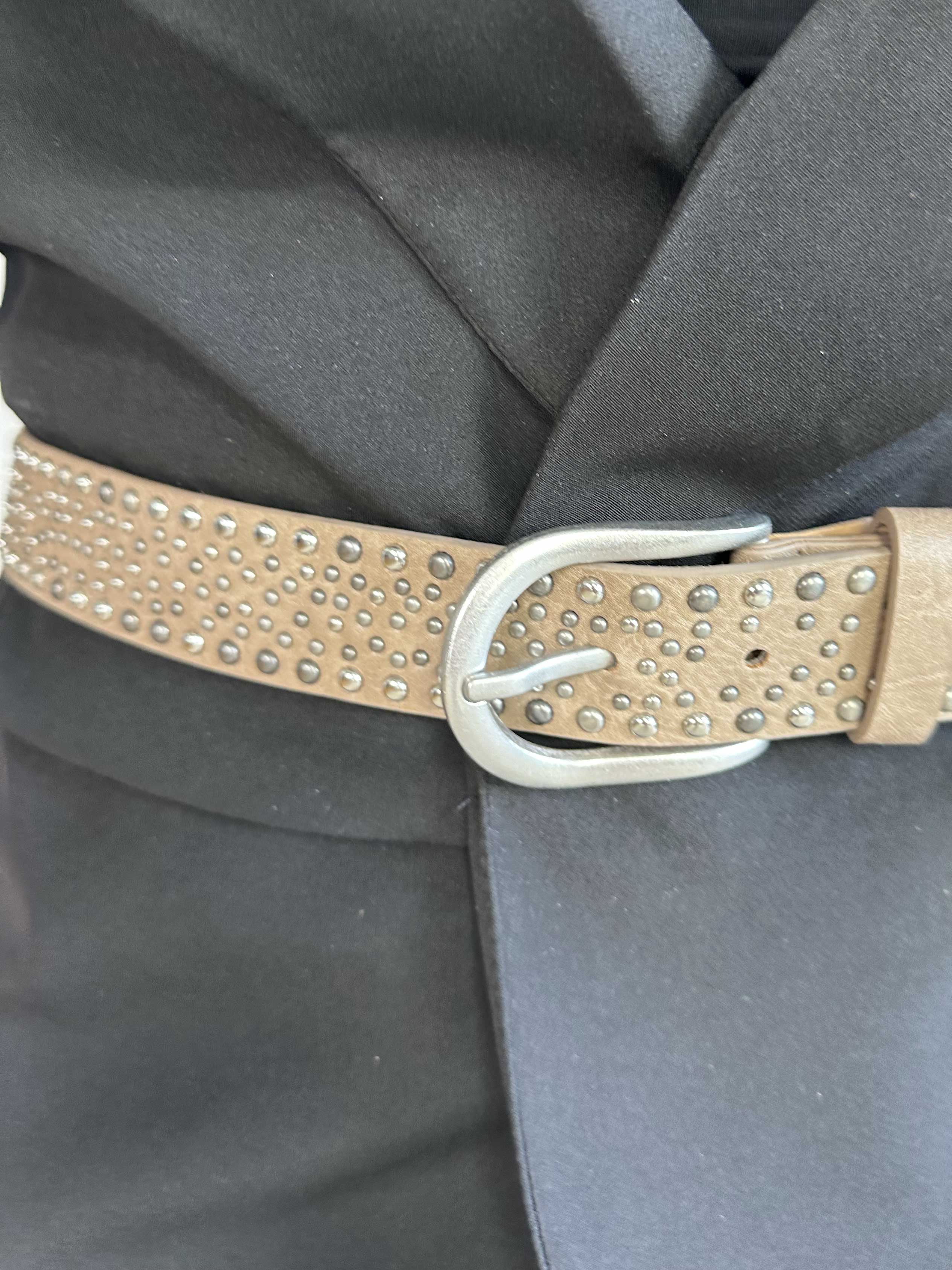 Medea - Bälte utsmyckat med nitar