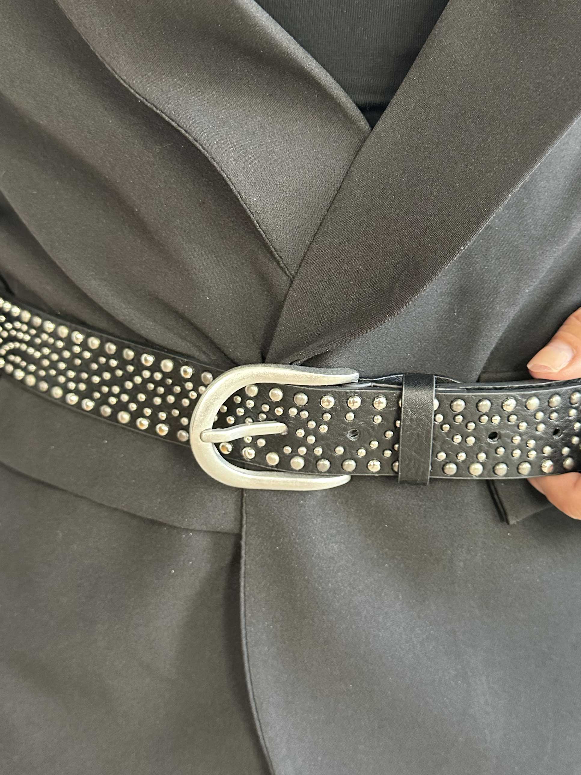 Medea - Bälte utsmyckat med nitar