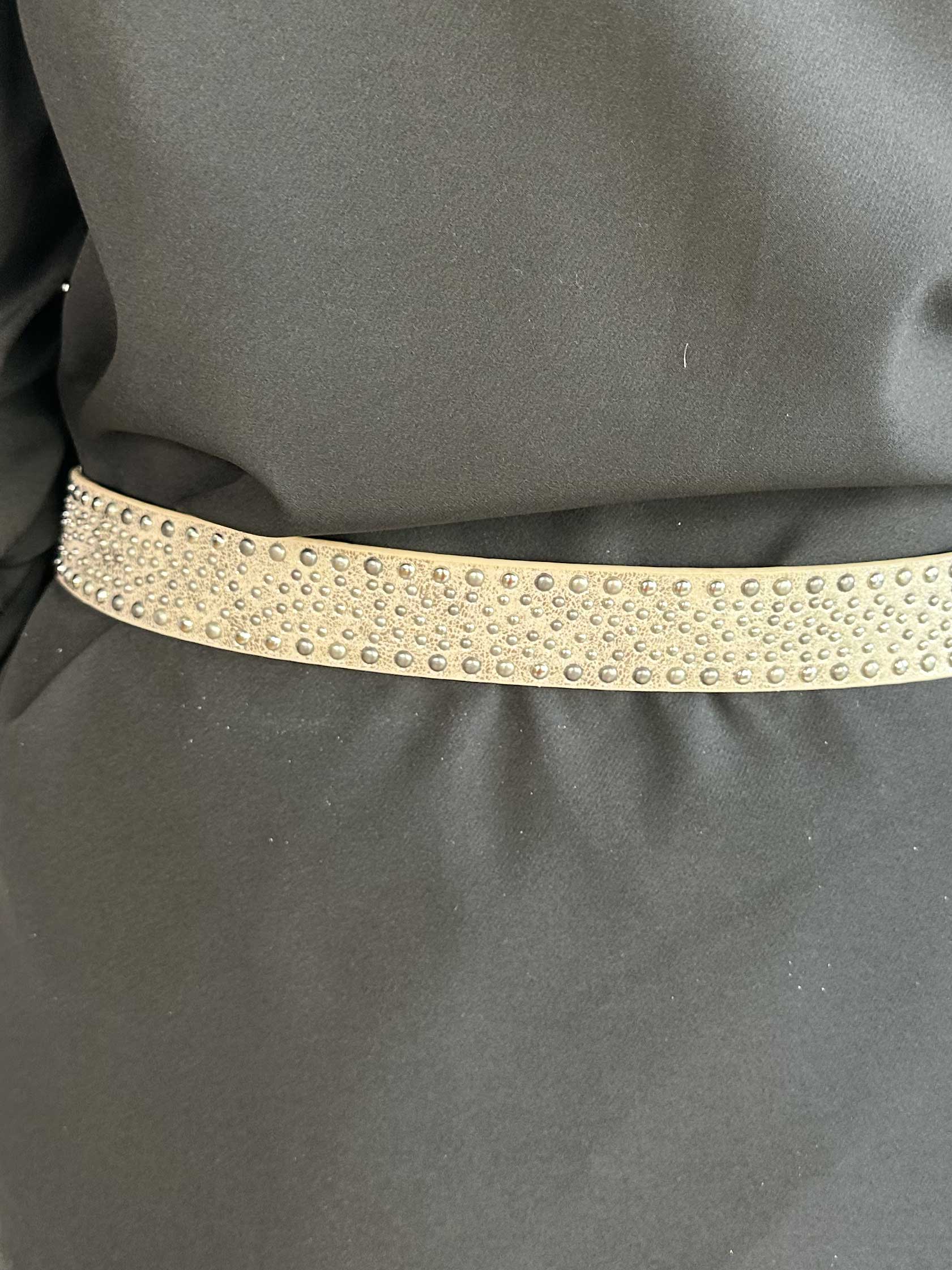 Medea - Bälte utsmyckat med nitar