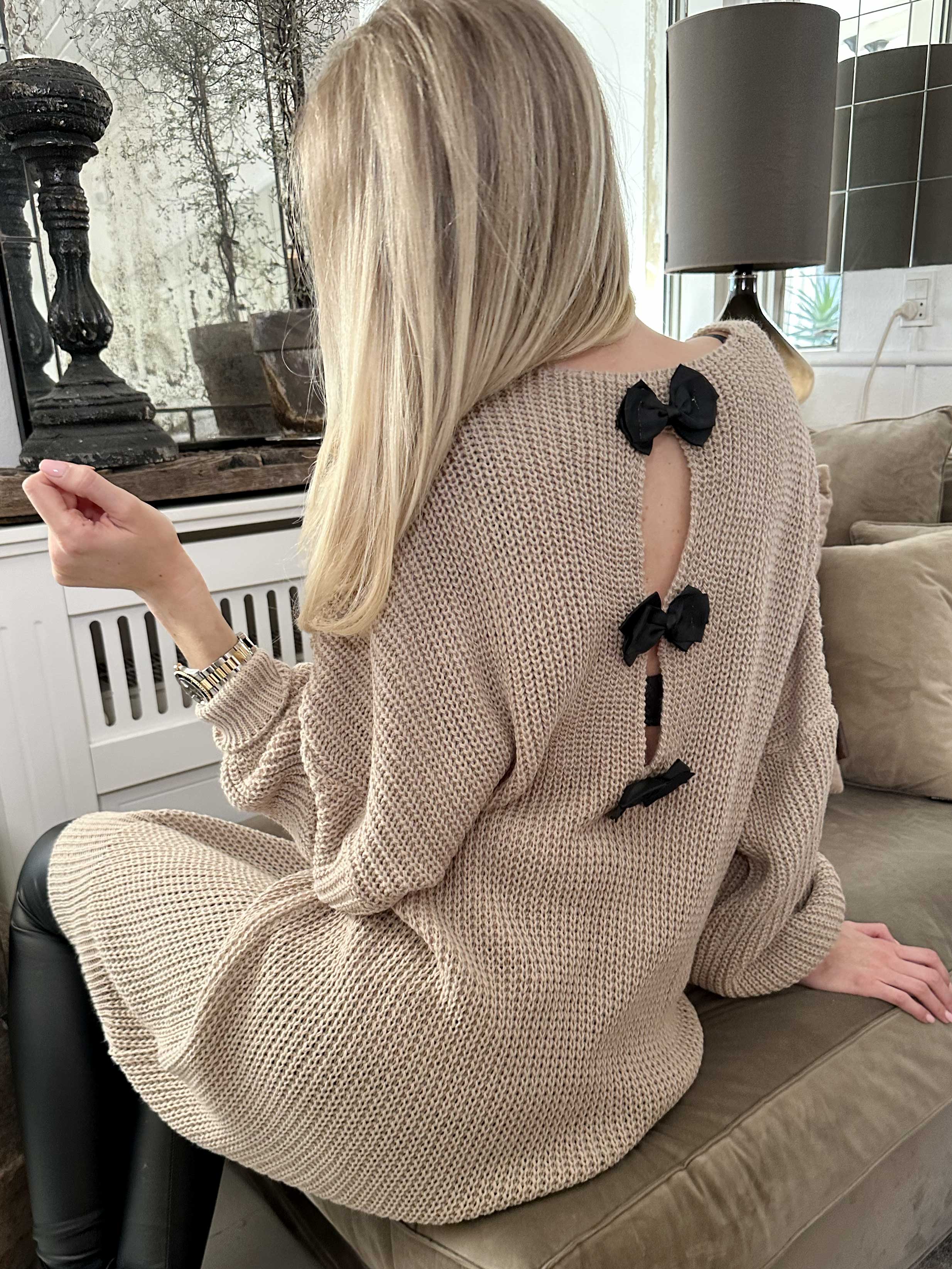 Diana - Fin stickad klänning med ballongärmar och rosetter