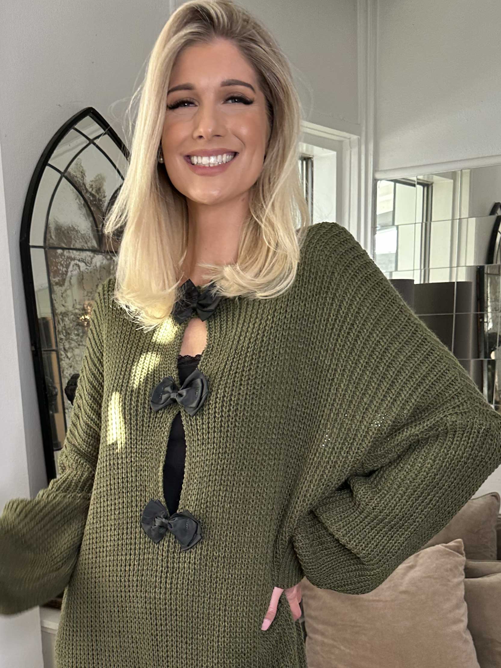 Diana - Fin stickad klänning med ballongärmar och rosetter