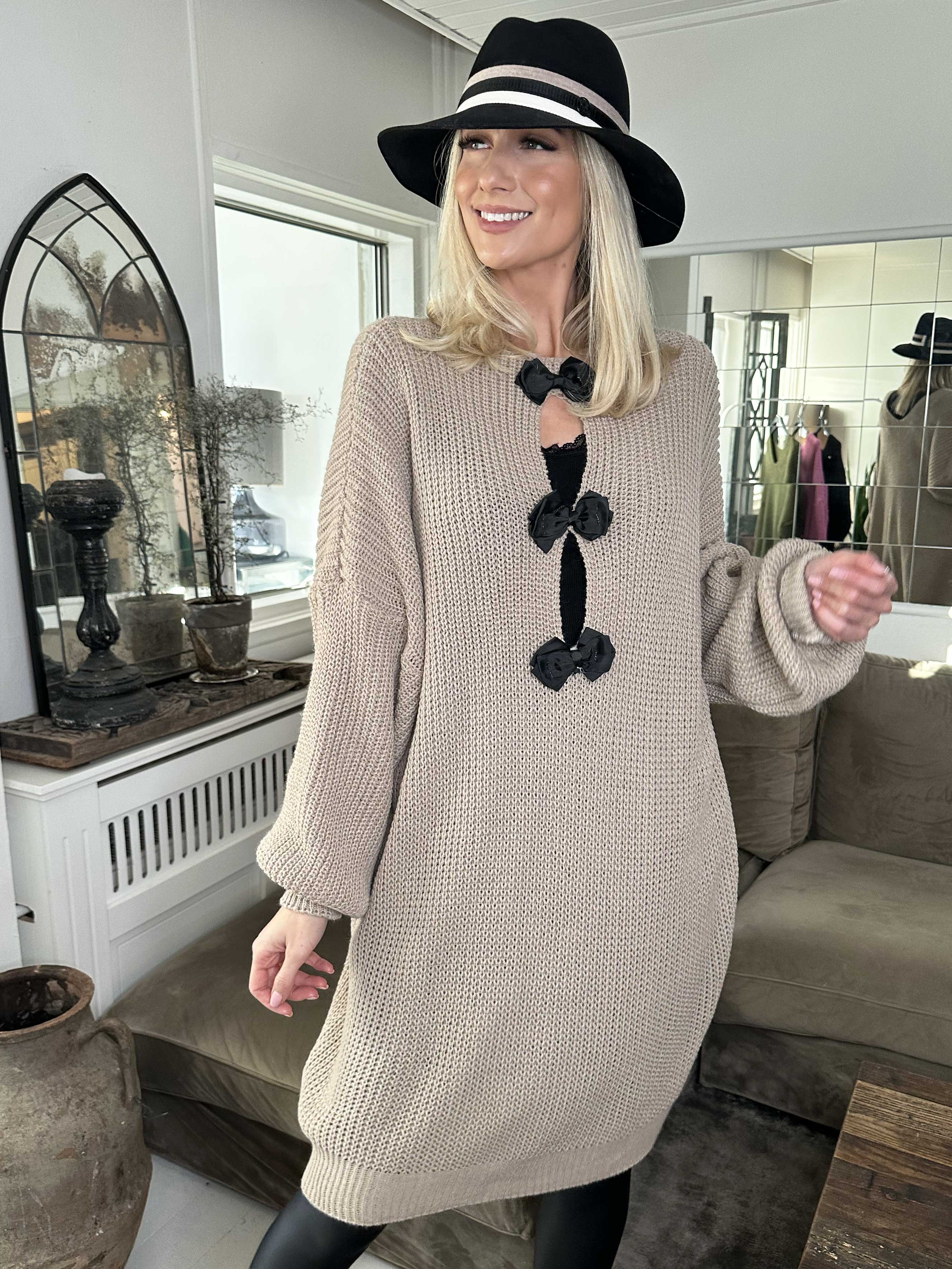 Diana - Fin stickad klänning med ballongärmar och rosetter