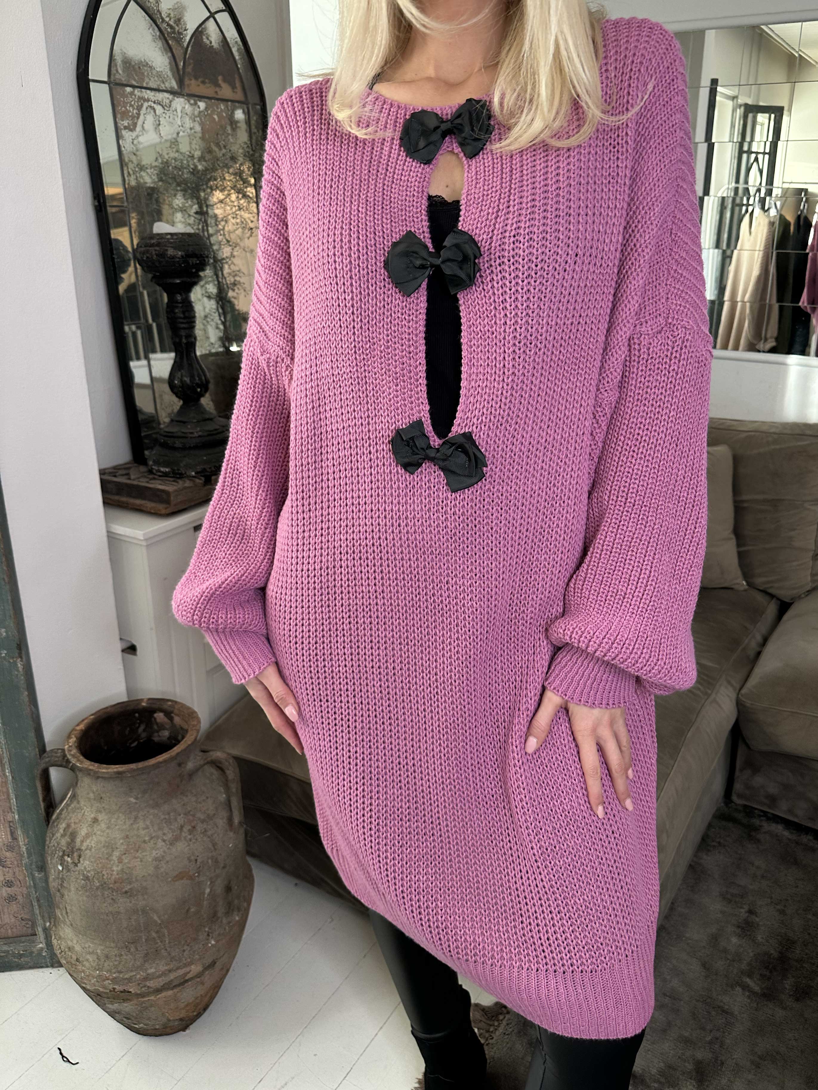 Diana - Fin stickad klänning med ballongärmar och rosetter