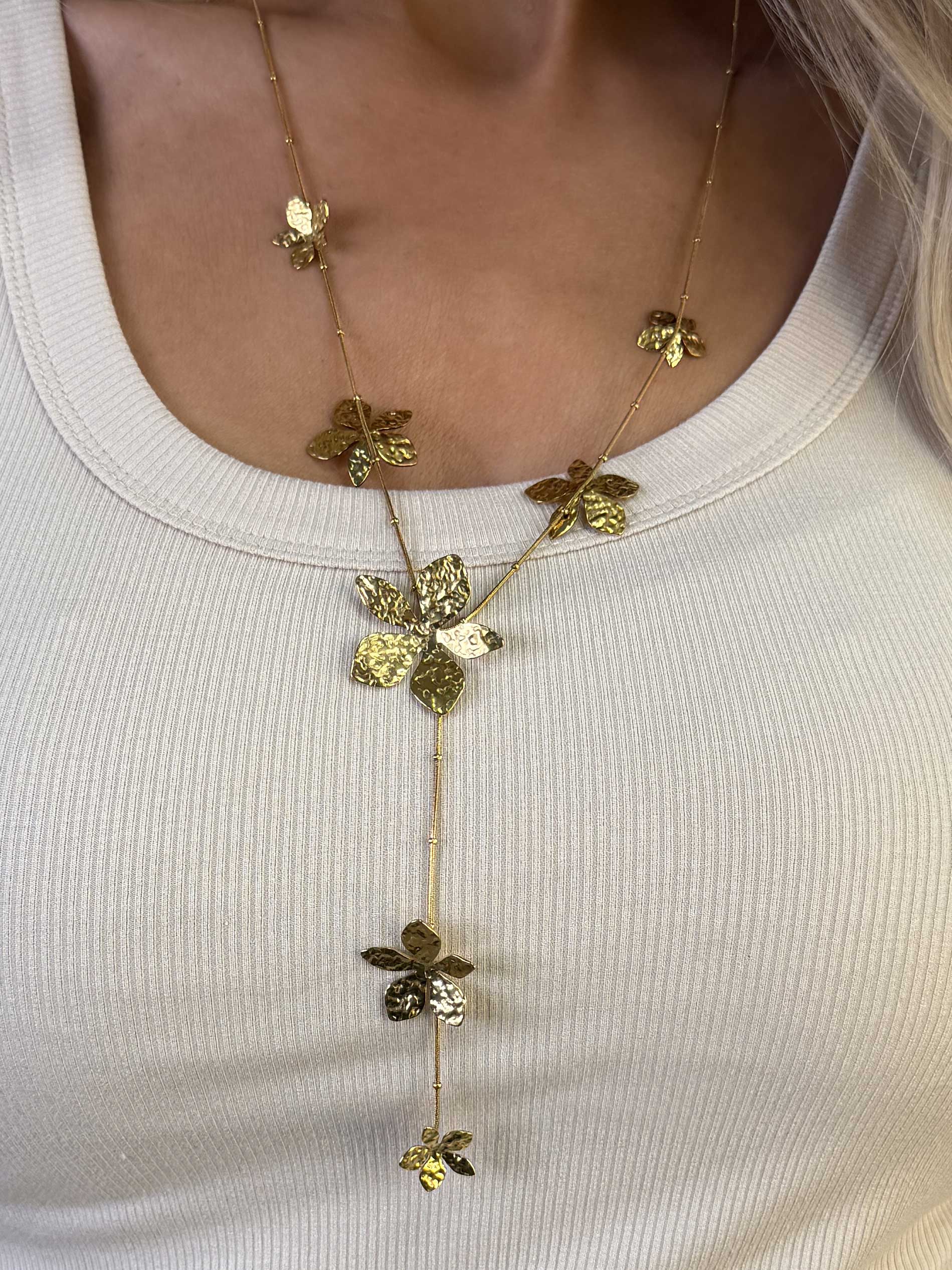 Soraya - Långt guldhalsband med blomhänge