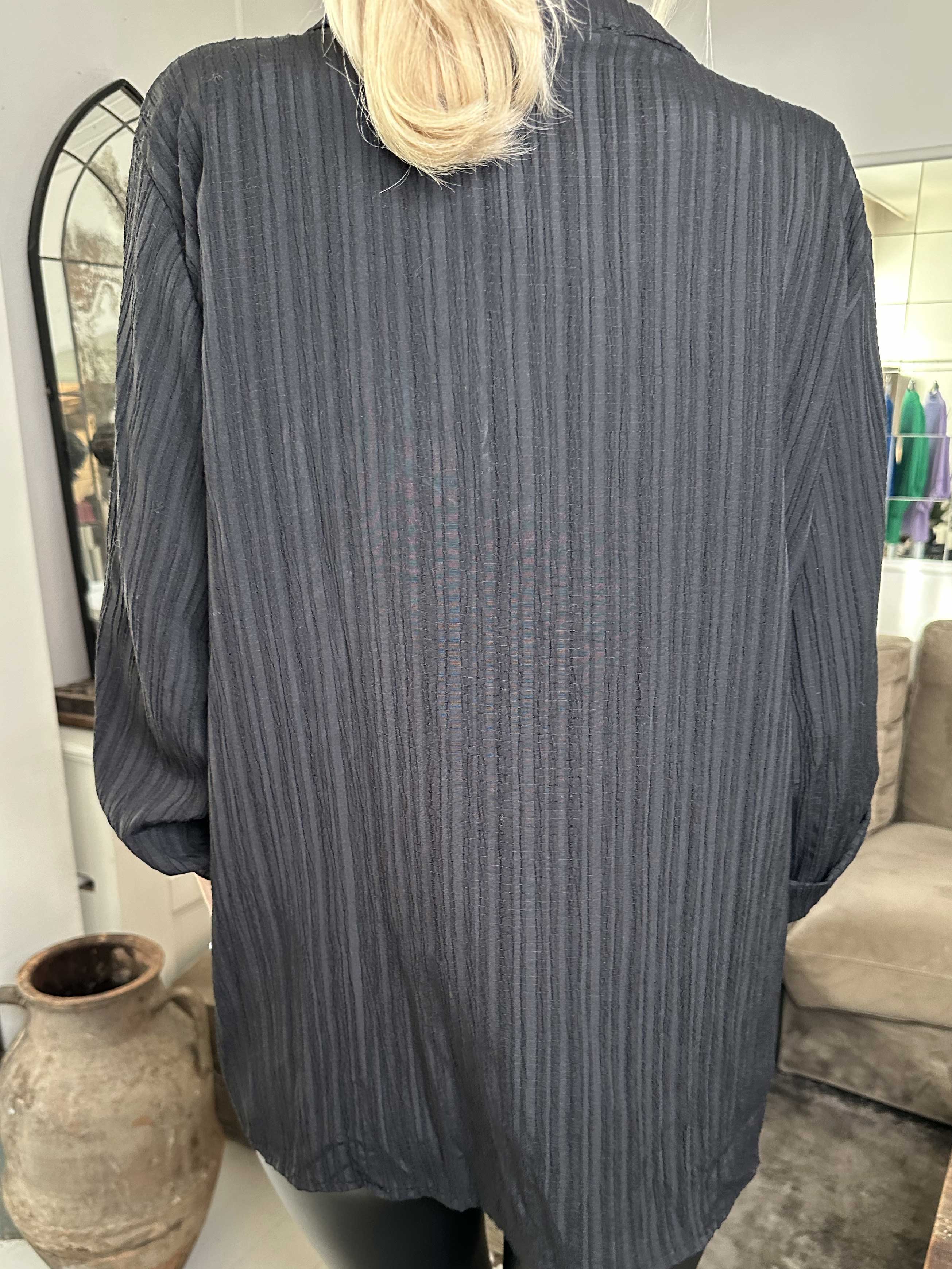 Karah - Enfärgad skjorta i crepe-look