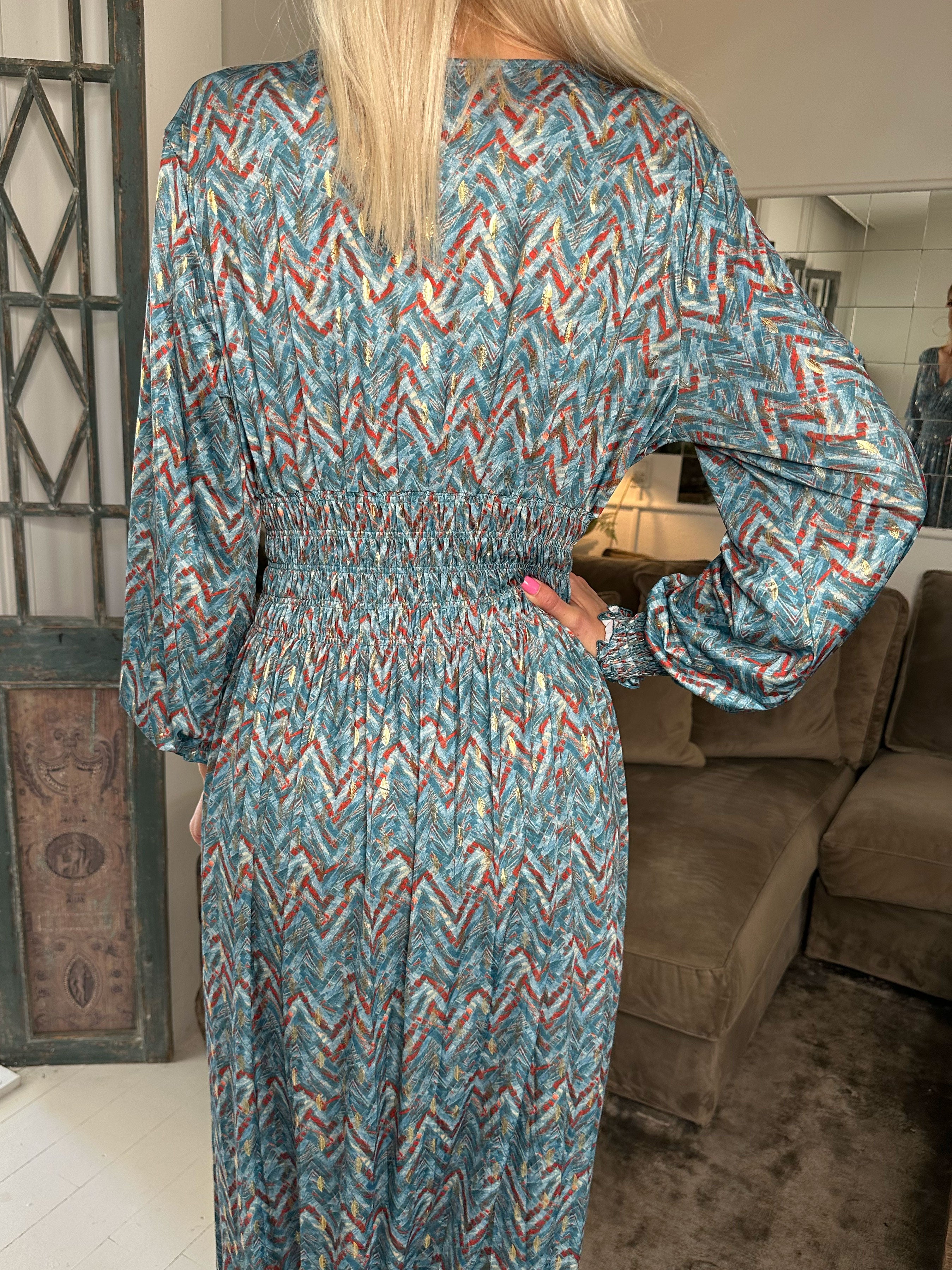 Pams ZigZag L/S - Lång elastisk klänning i skrynkelfritt tyg med långa ärmar