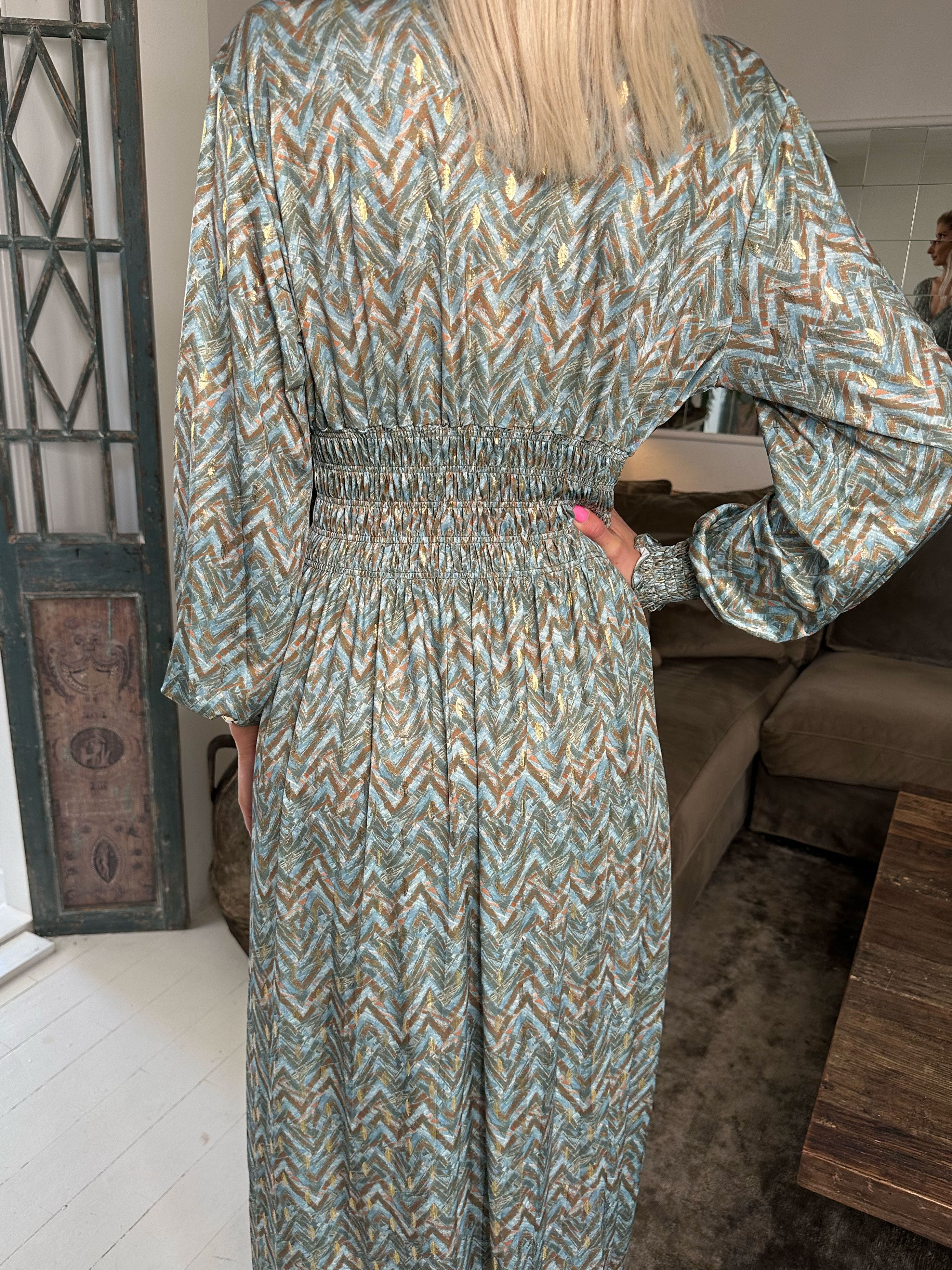 Pams ZigZag L/S - Lång elastisk klänning i skrynkelfritt tyg med långa ärmar