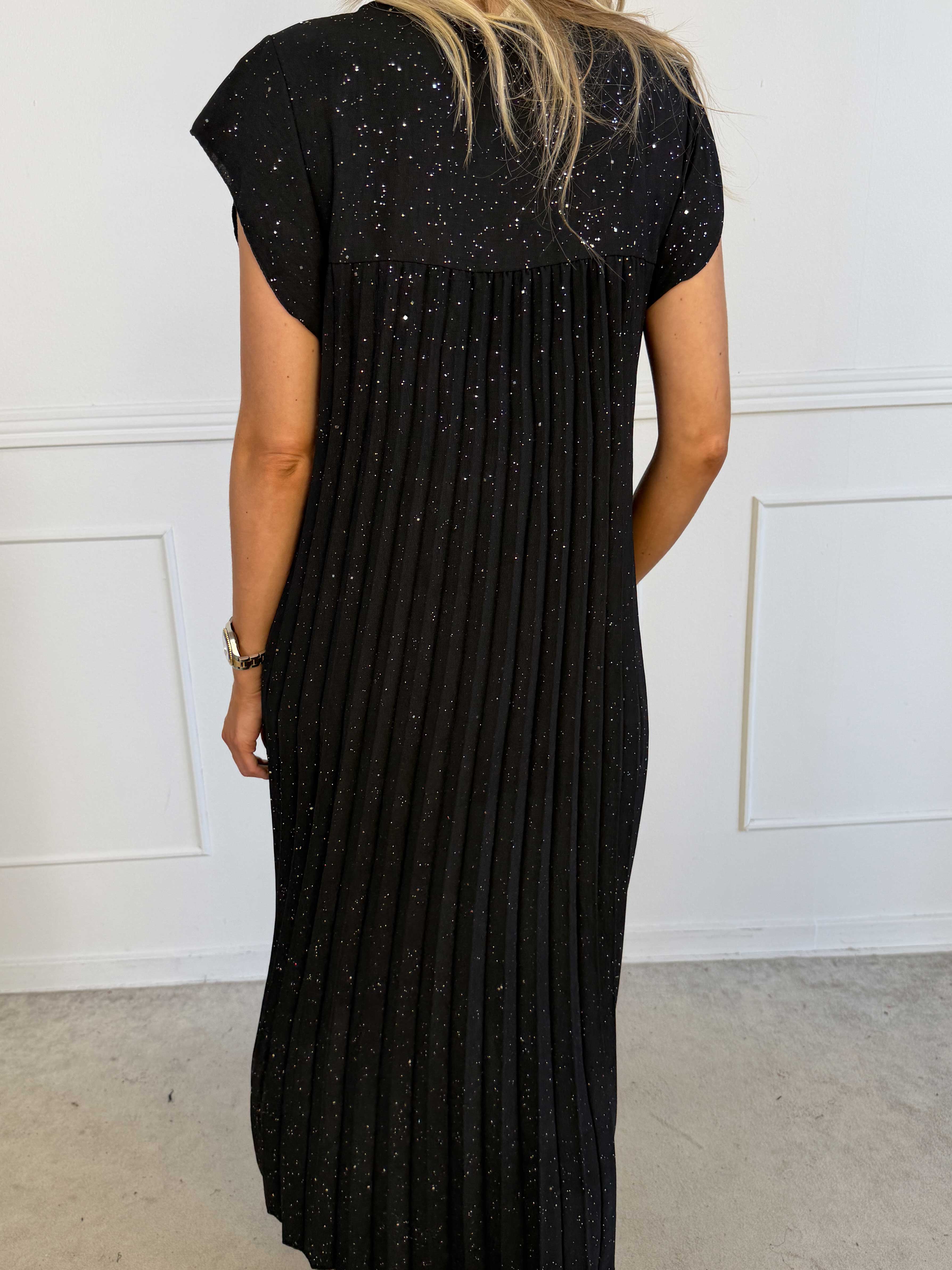 Nancy Glitter - Lång plus size klänning med veck och fickor