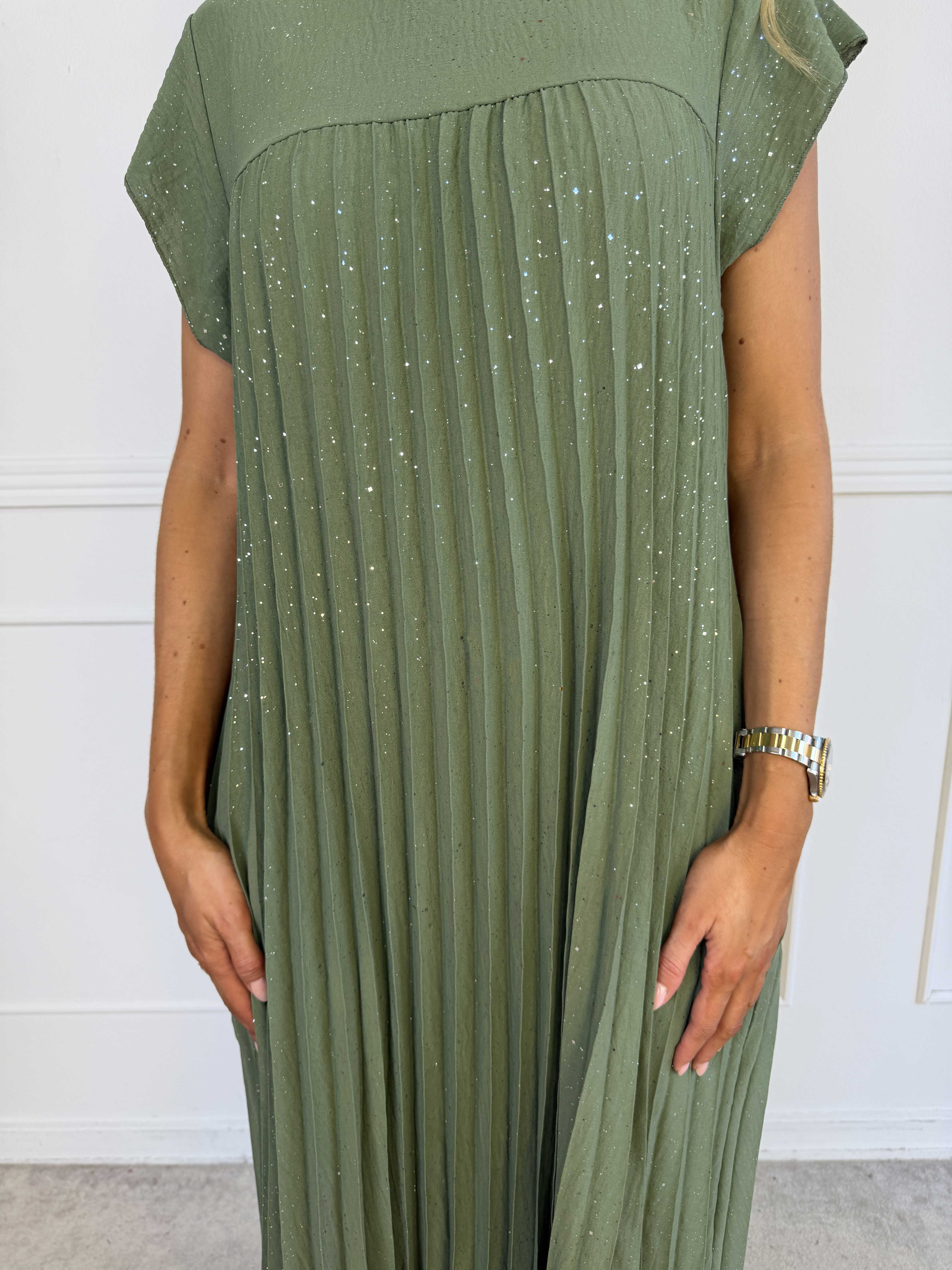 Nancy Glitter - Lång plus size klänning med veck och fickor