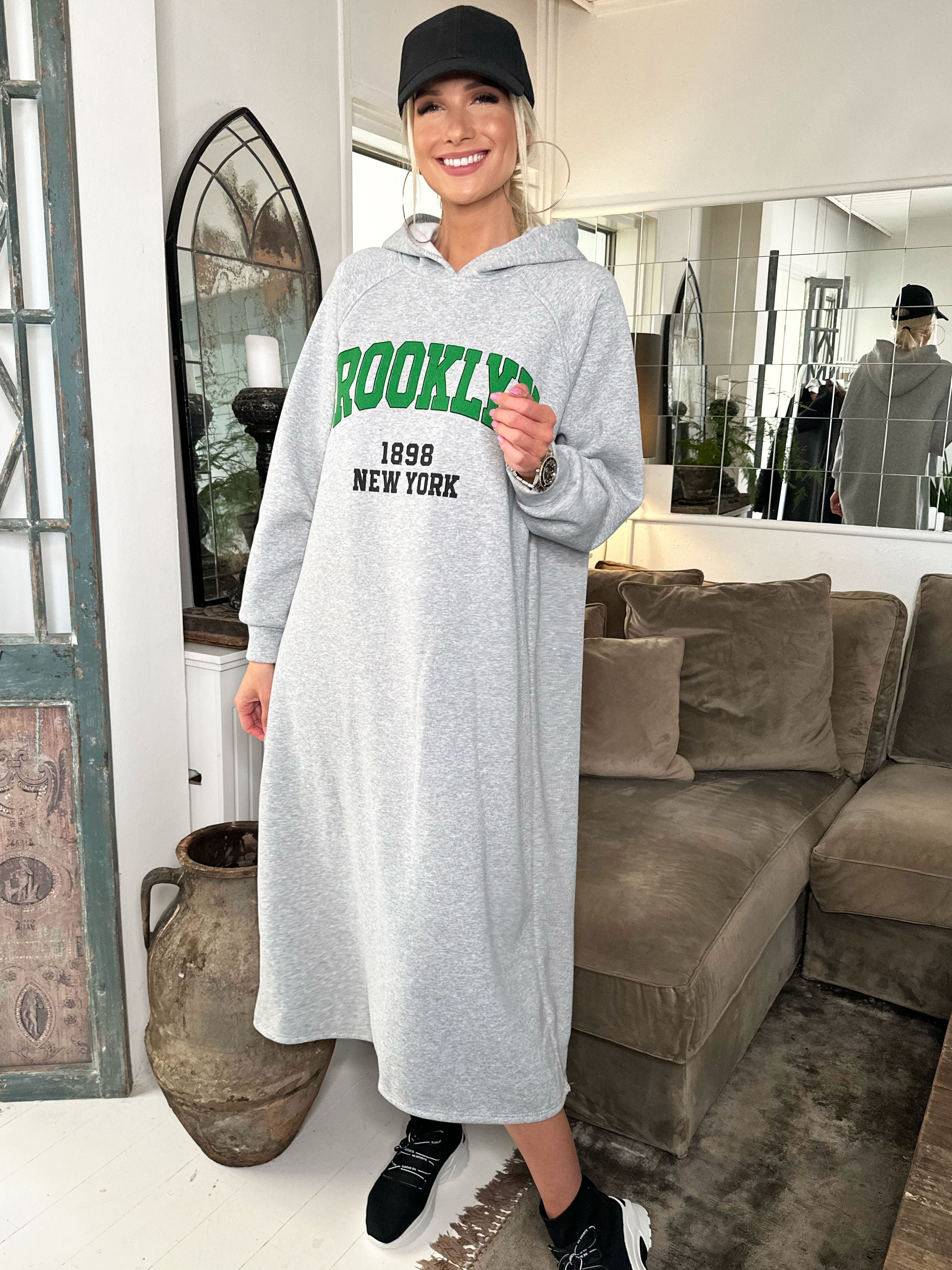 Angela - Lång hoodie-klänning i bomull med tryck på bröstet