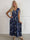 Pams Butterfly Sleeveless - Lang plus size kjole med sommerfugleprint og gulddetaljer