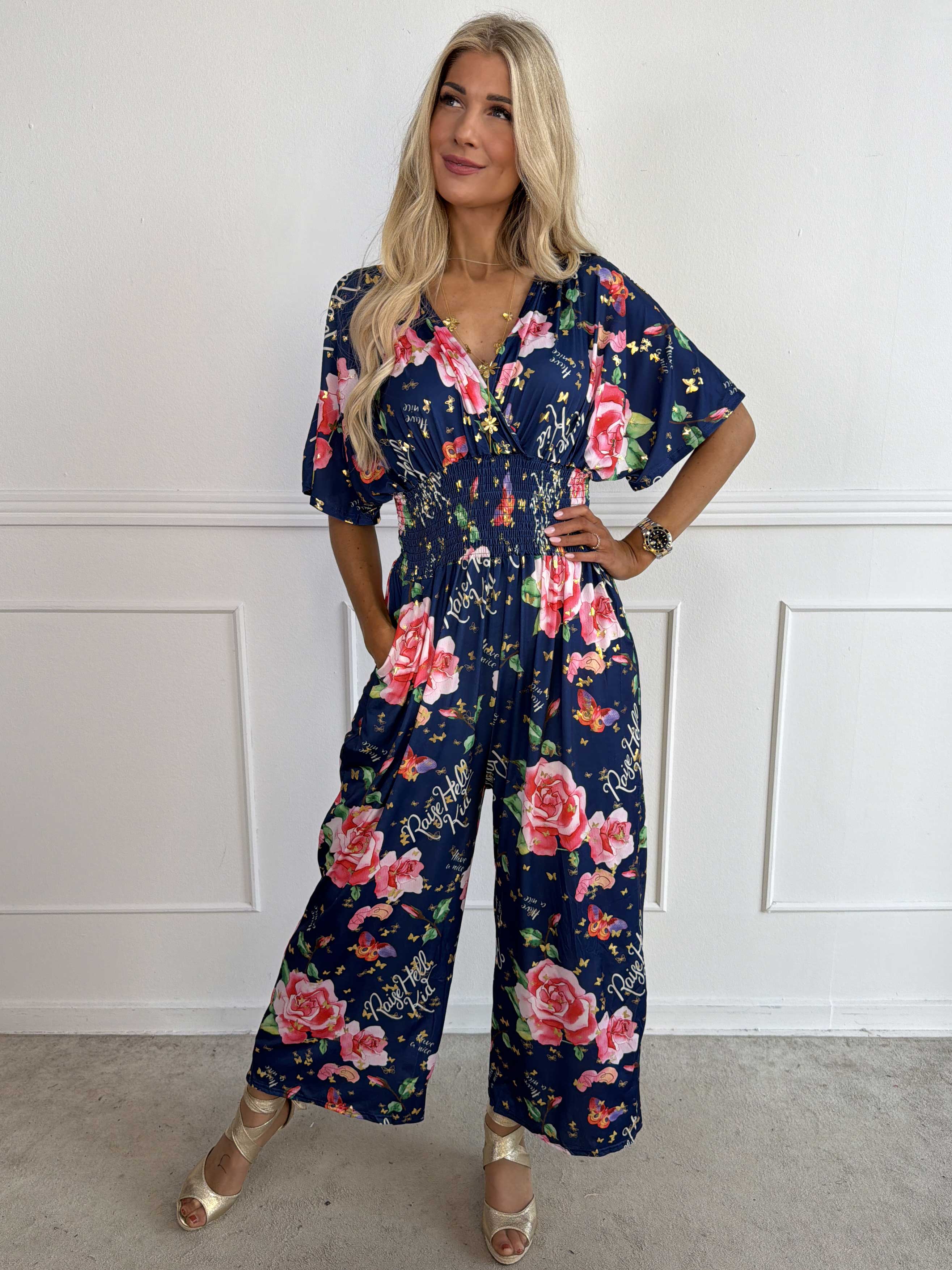 Pams Raise Jumpsuit - Elastisk buksedragt med blomsterr og guldsommerfugle