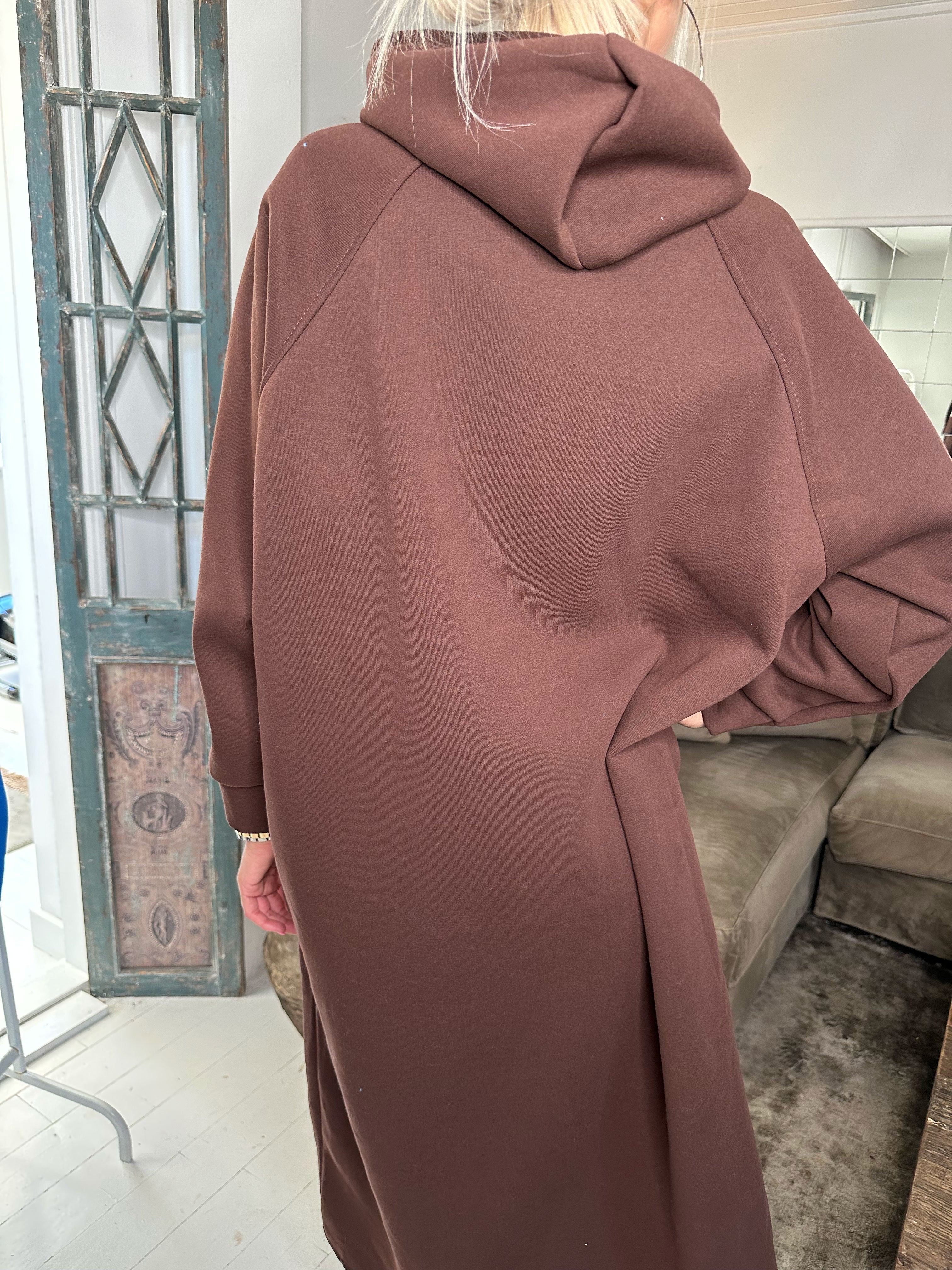 Angela - Lång hoodie-klänning i bomull med tryck på bröstet