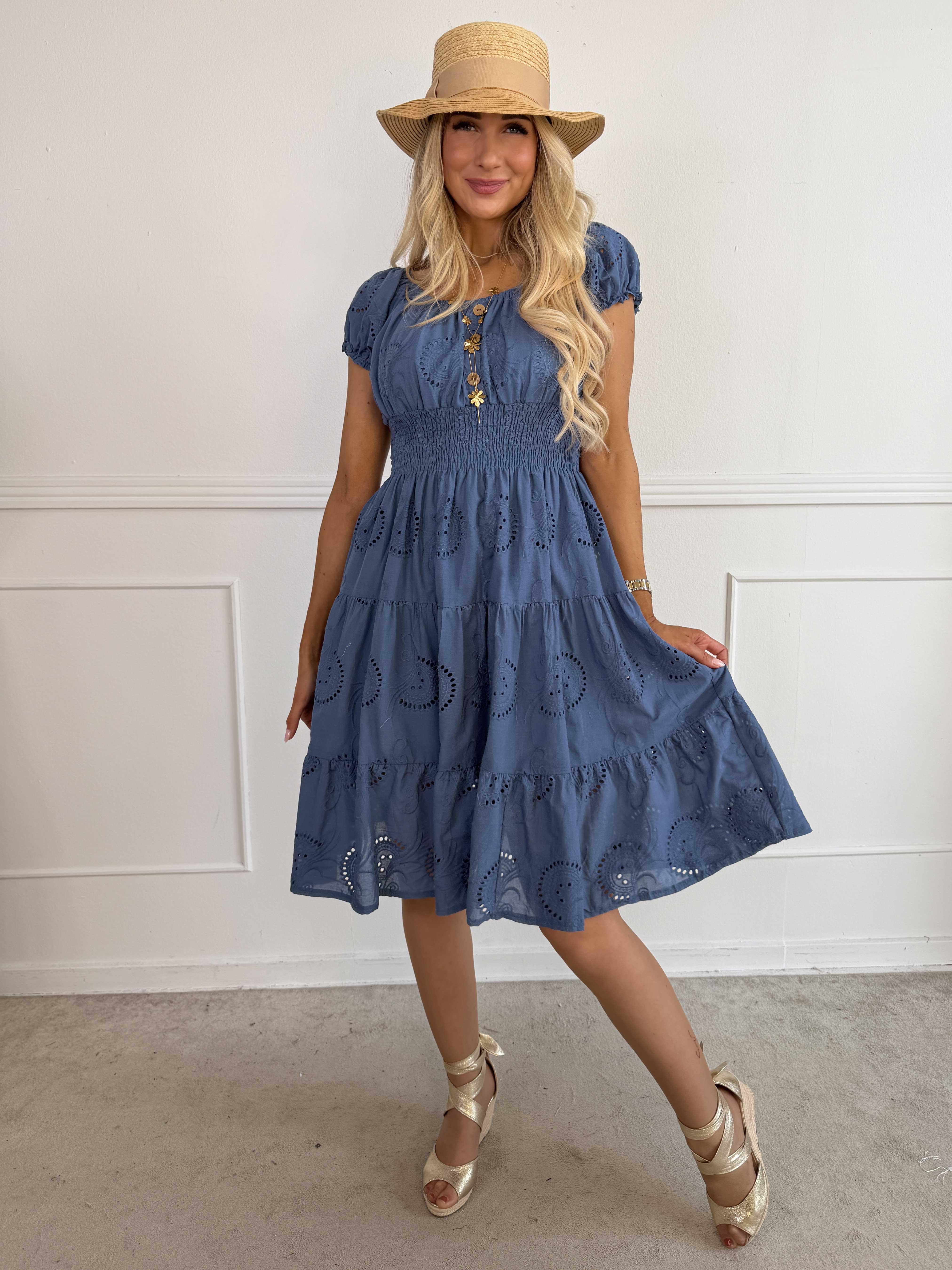 Aleia Broderie - Kort viskosekjole med smock i broderie anglaise