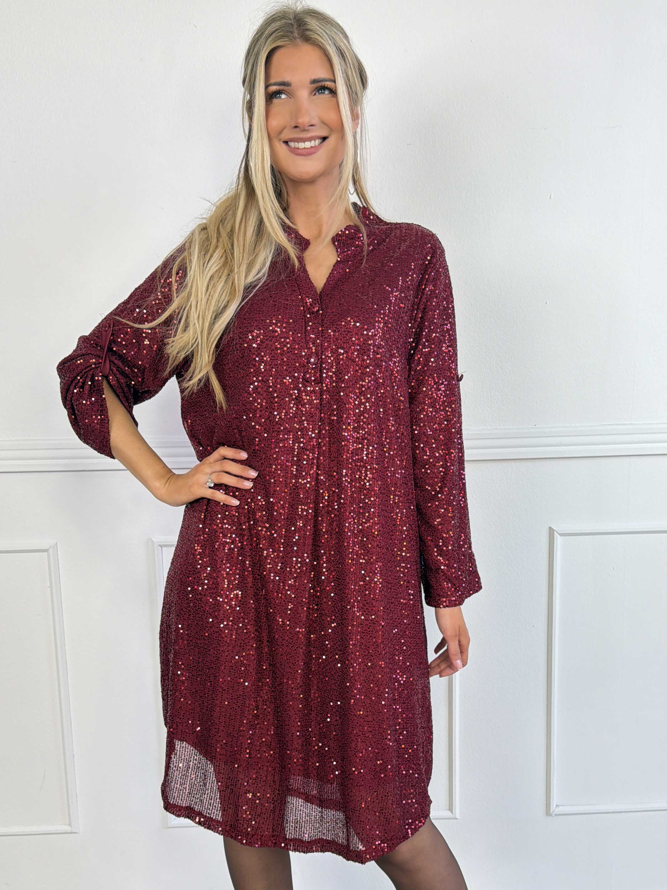 Ebba Glitter - Paljettklänning med knappar vid urringningen som ger en elegant look