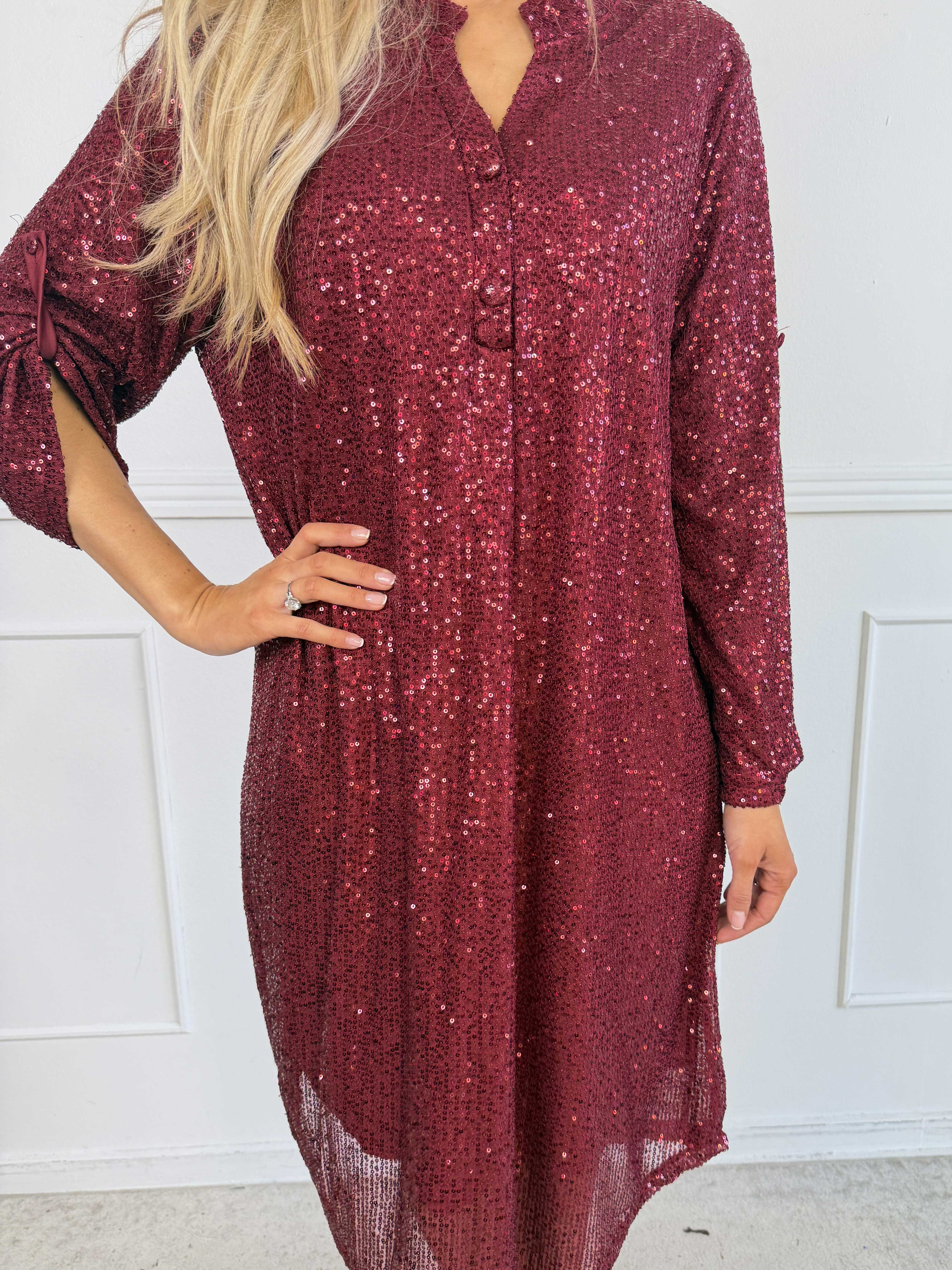 Ebba Glitter - Paljettklänning i plus size med knappar vid urringningen som ger en elegant look