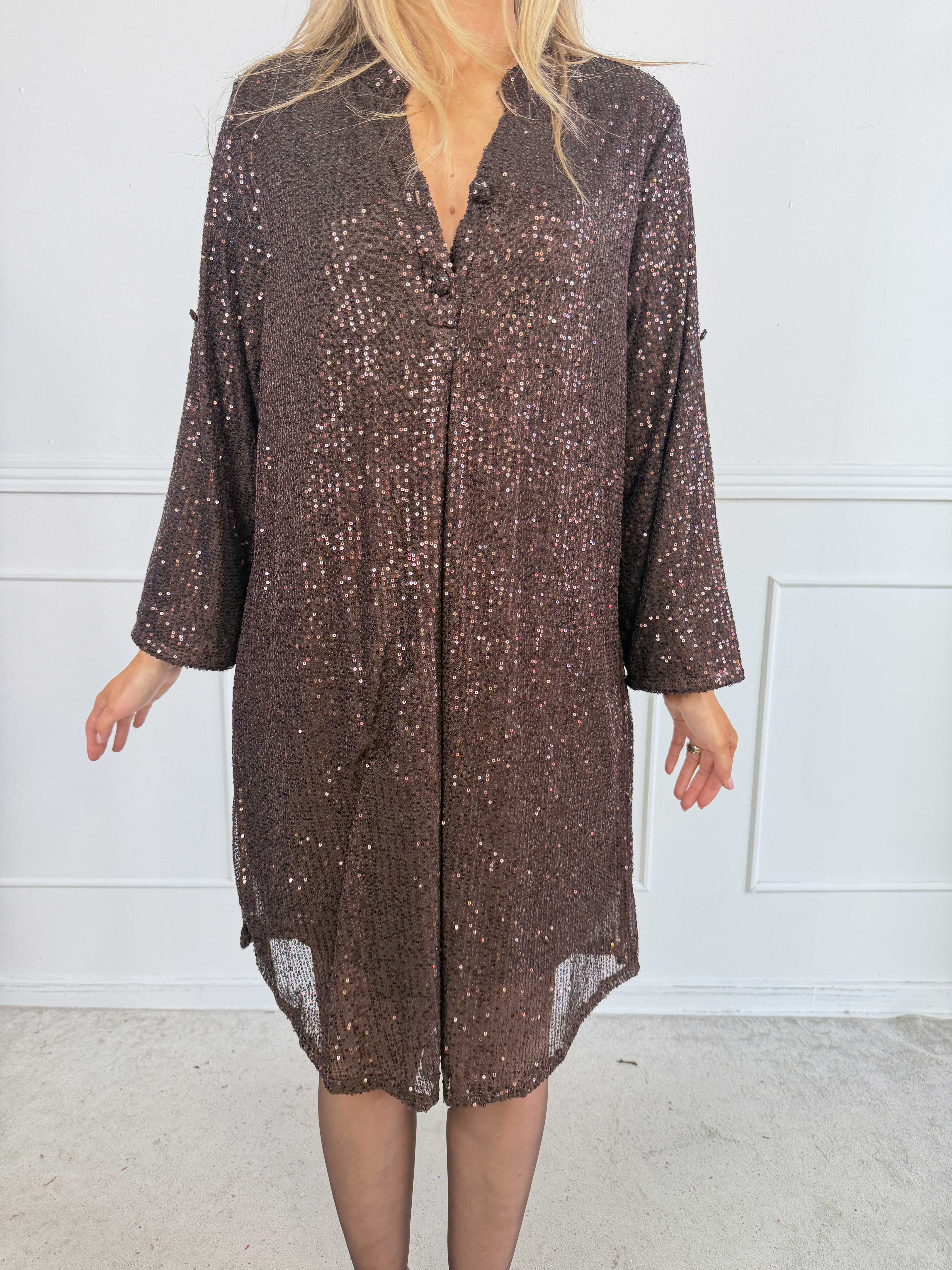 Ebba Glitter - Paljettklänning i plus size med knappar vid urringningen som ger en elegant look
