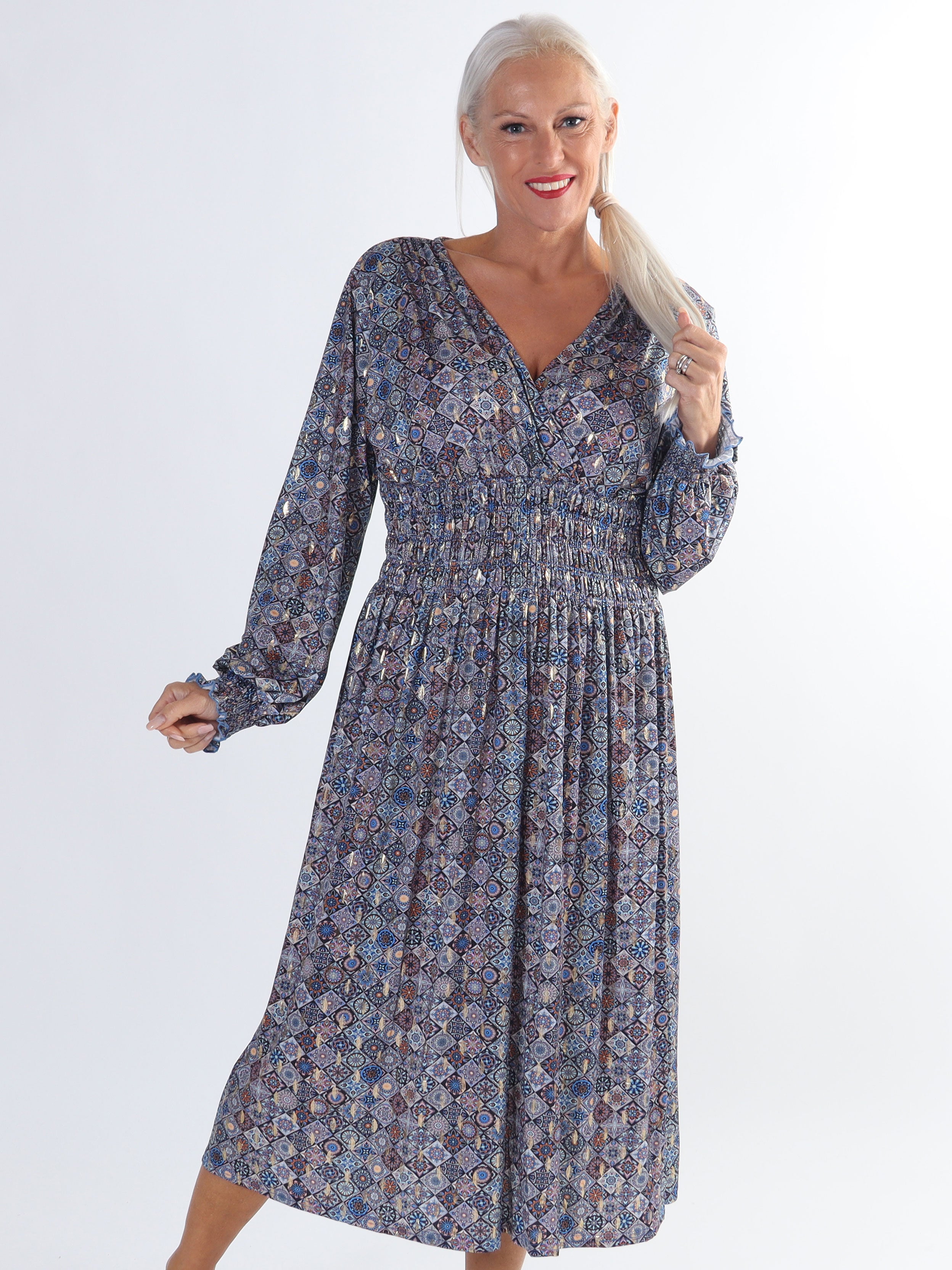 Pams Mosaic Midi L/S - Plus size klänning i skrynkelfritt tyg med långa ärmar