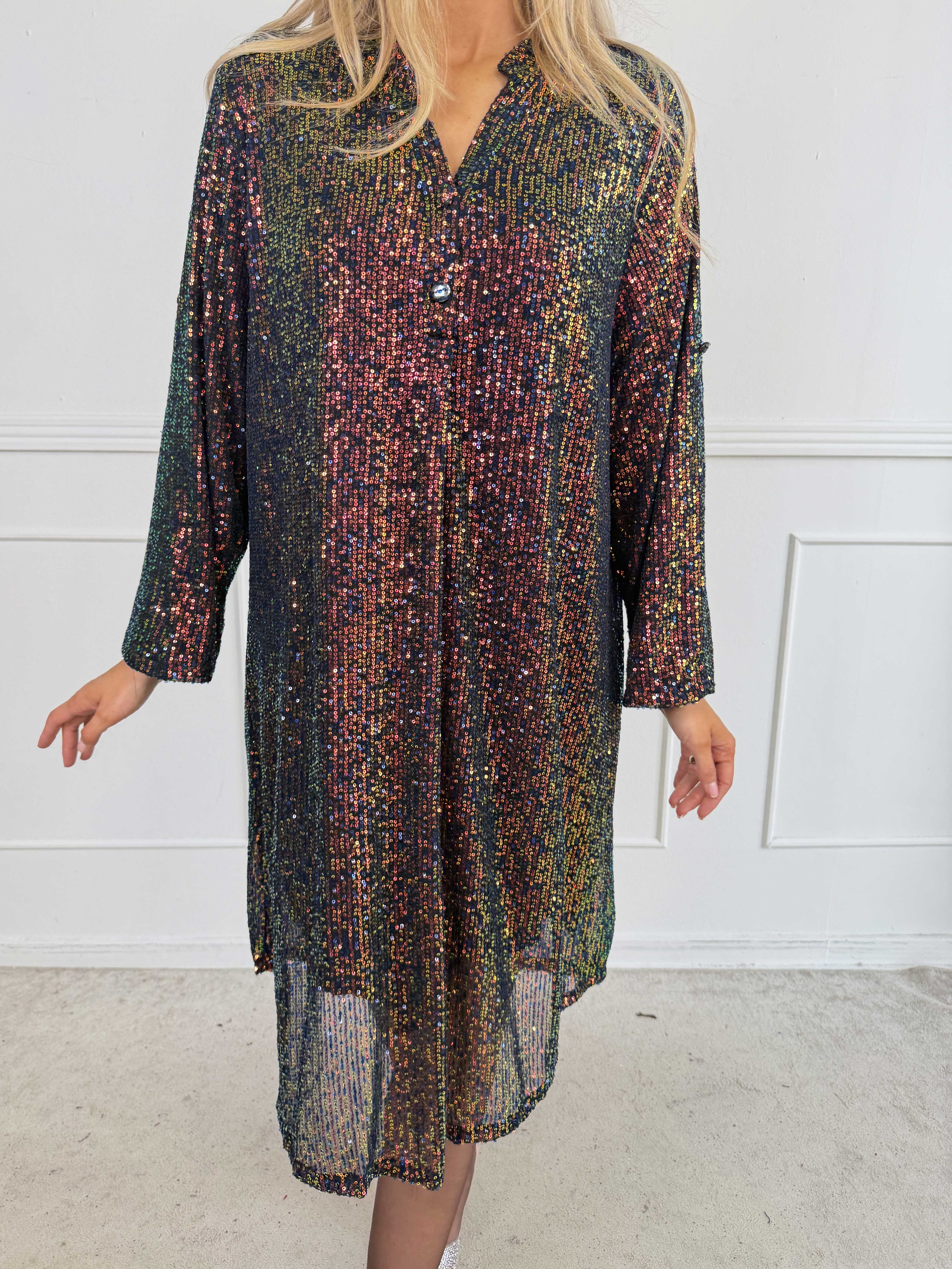 Ebba Glitter - Paljettklänning i plus size med knappar vid urringningen som ger en elegant look
