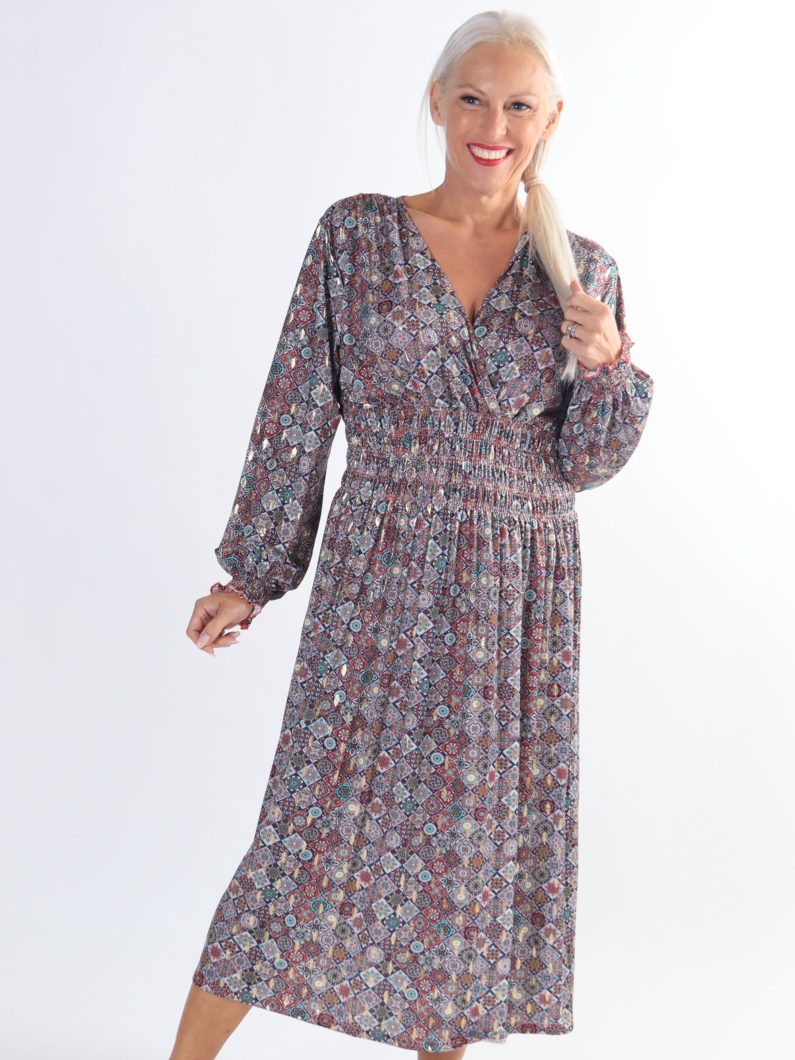 Pams Mosaic Midi L/S - Plus size klänning i skrynkelfritt tyg med långa ärmar