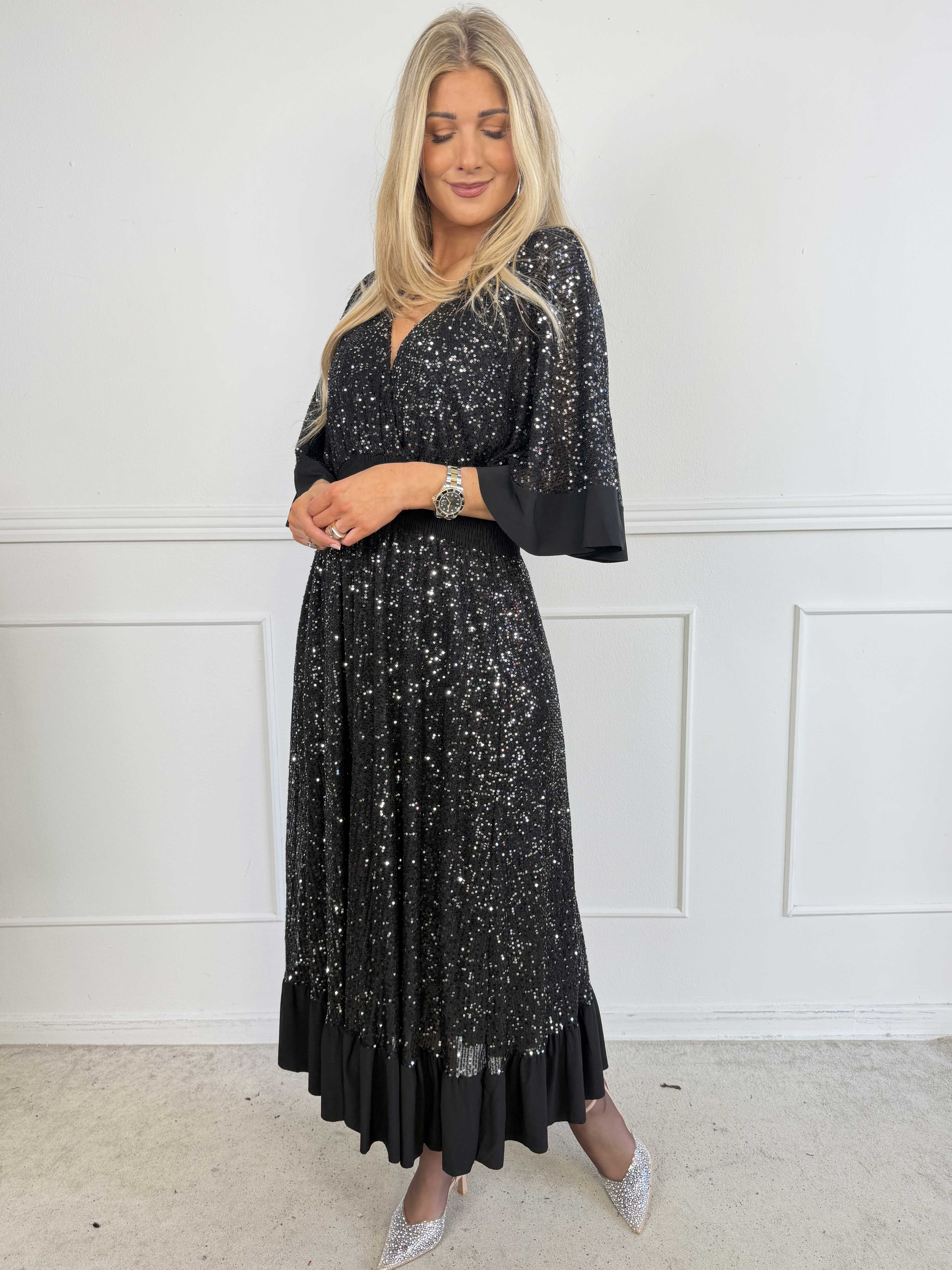 Pamela Glitter - Lång paljettklänning med volanger och smock