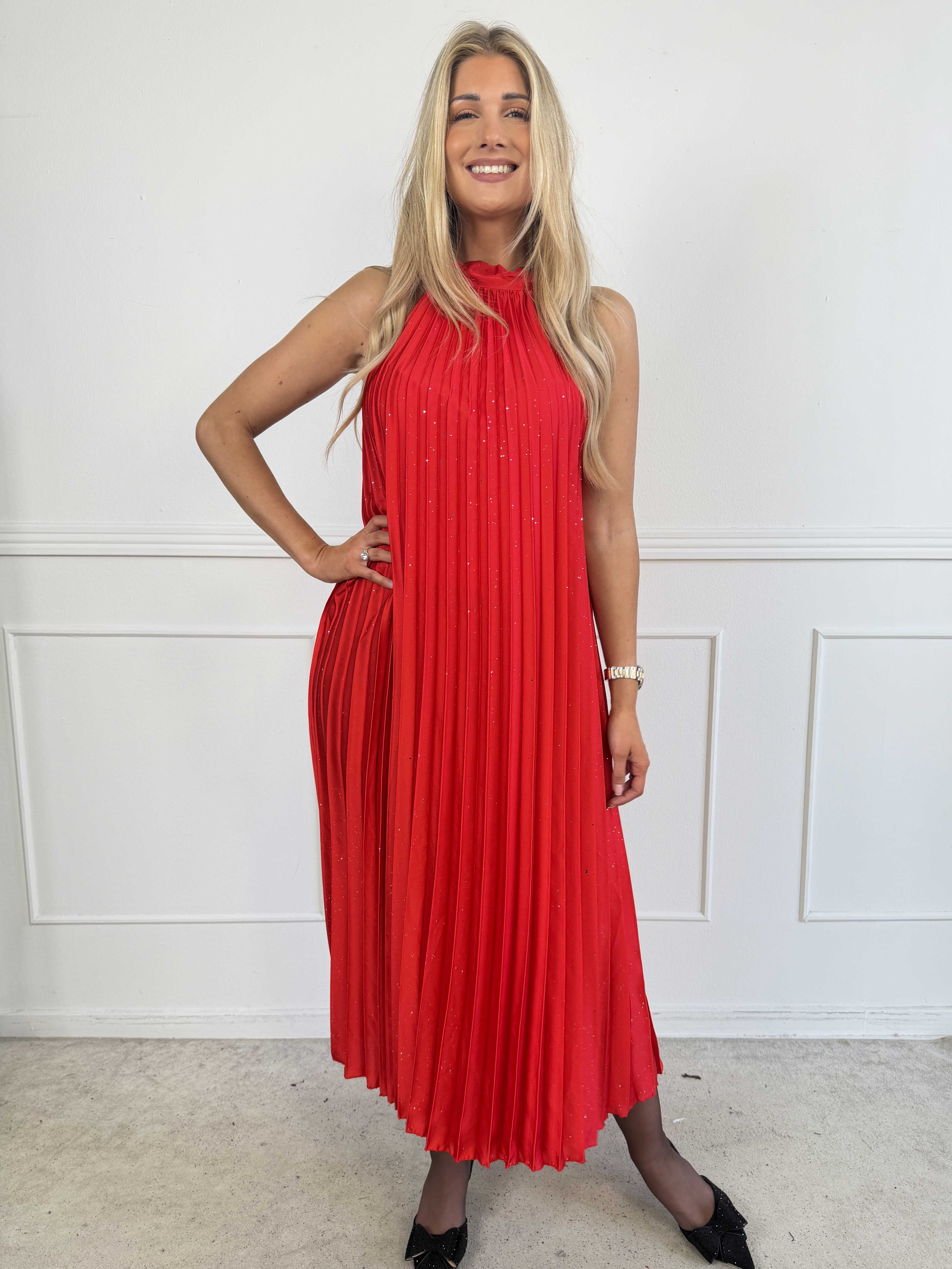 Madison Glitter - Lång plisserad klänning med fina glitterdetaljer, volangkant och en elegant rosett i nacken