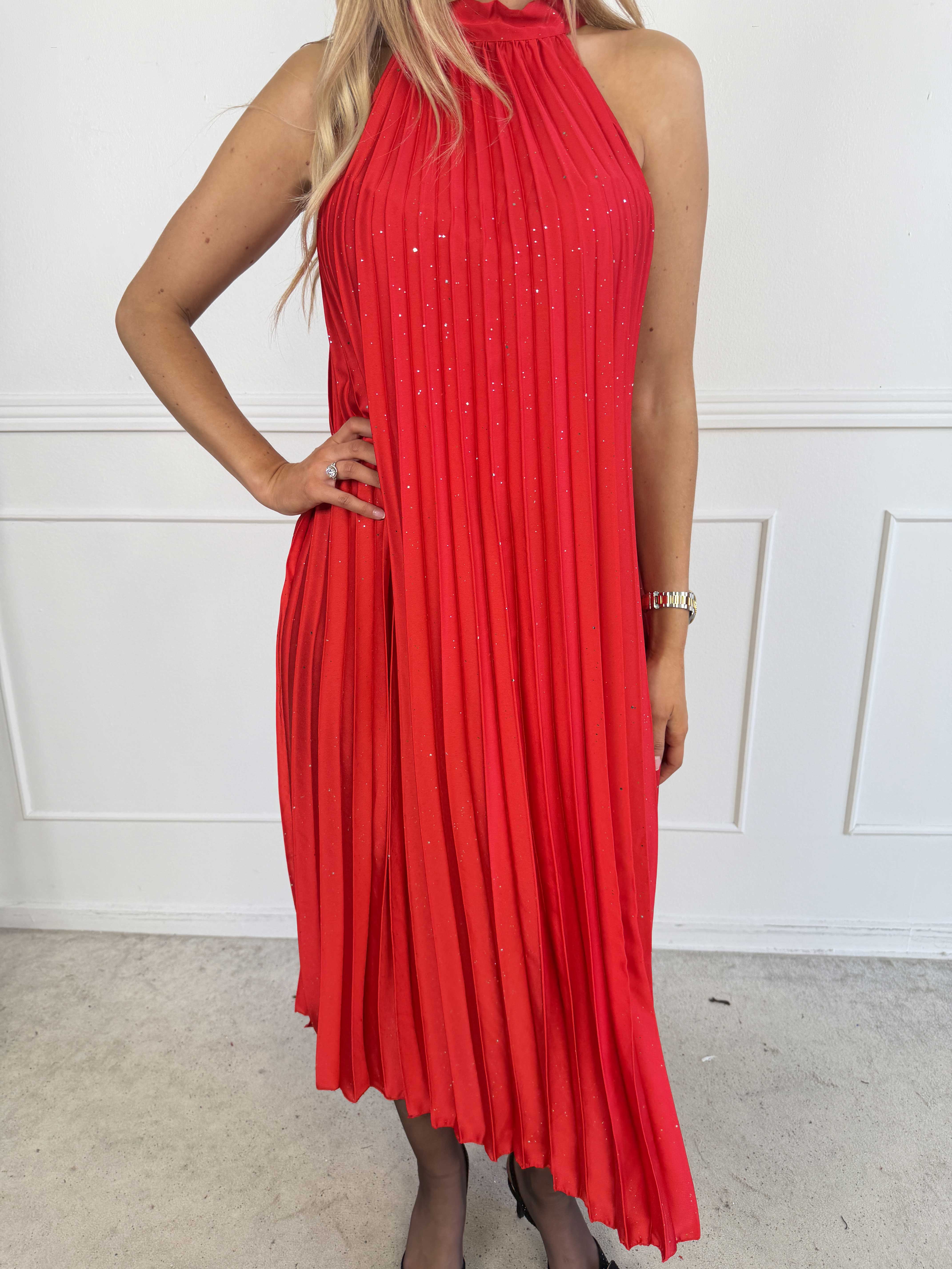 Madison Glitter - Lång plisserad klänning med fina glitterdetaljer, volangkant och en elegant rosett i nacken