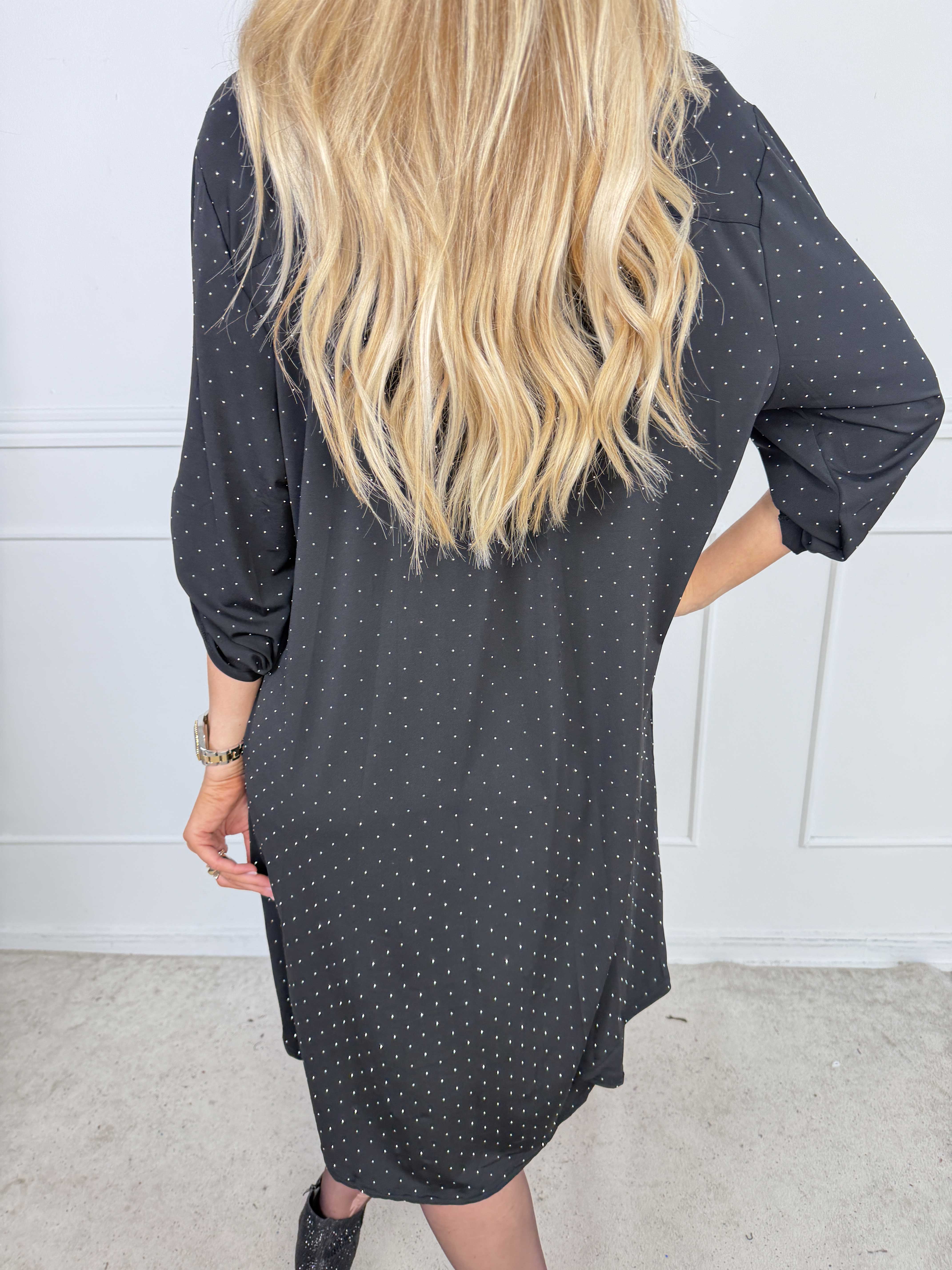 Ebba Crystal - Klänning i plus size med strass och knappar vid urringningen som ger en elegant look