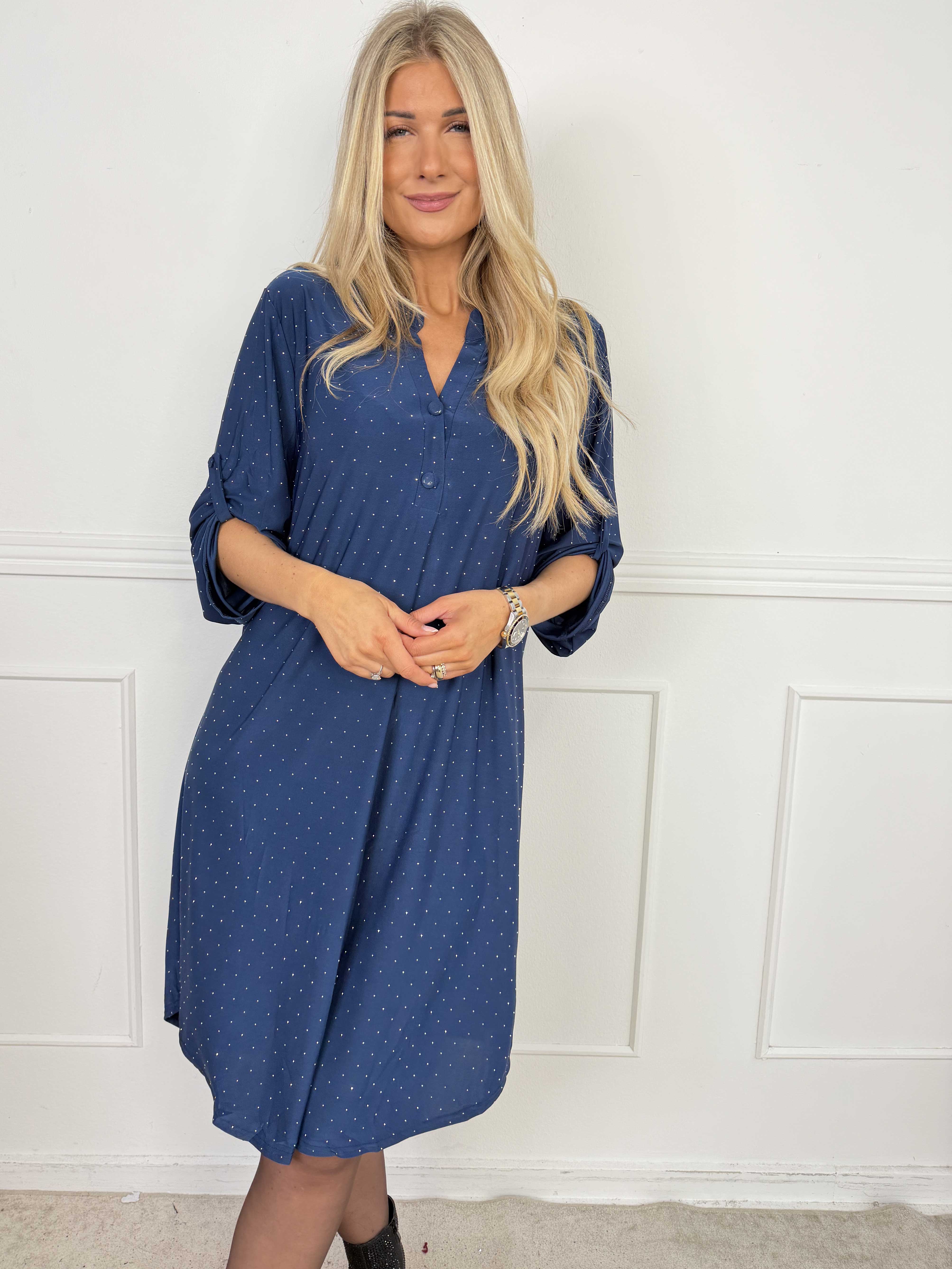 Ebba Crystal - Klänning med strass och knappar vid urringningen som ger en elegant look