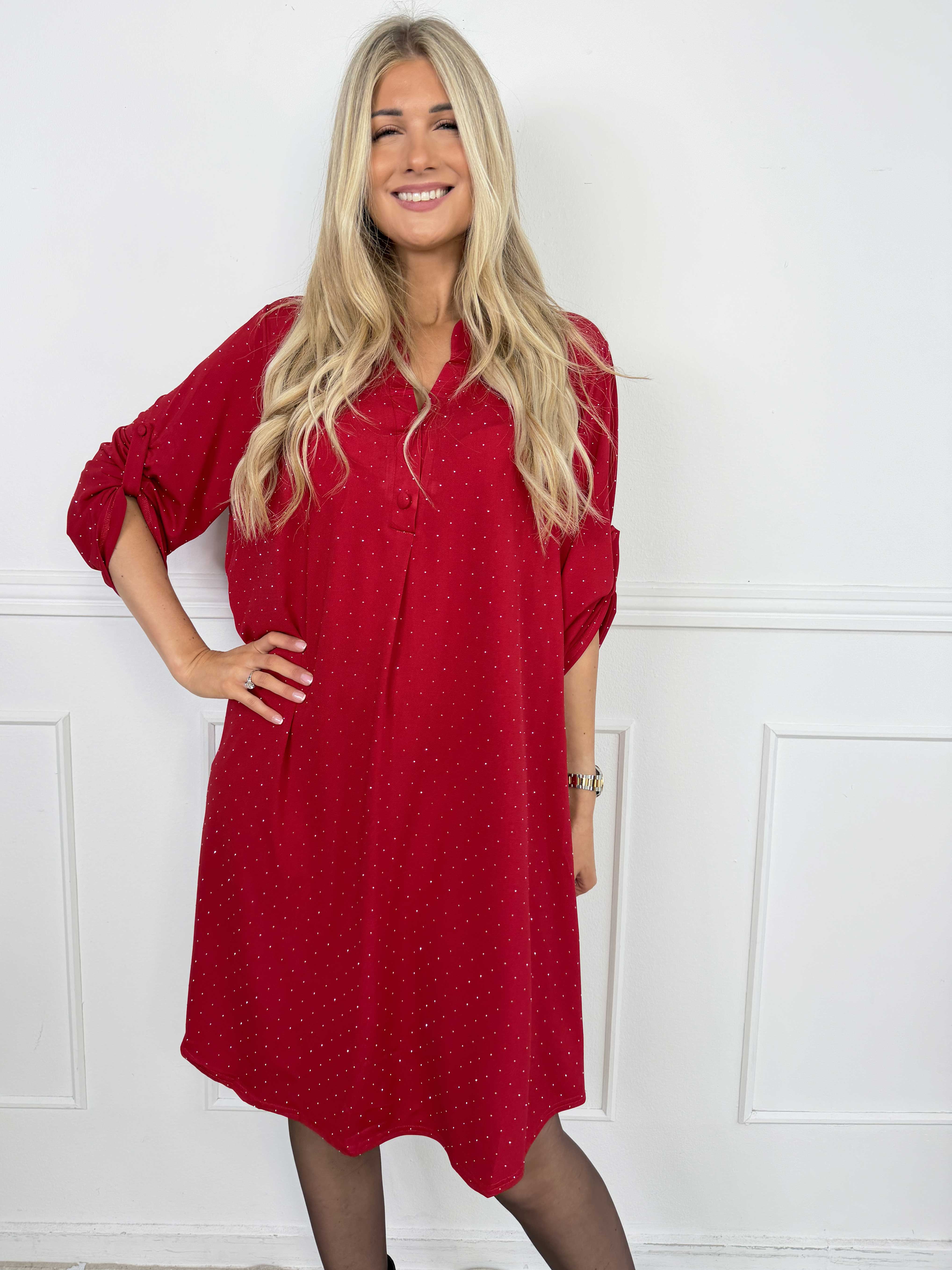 Ebba Crystal - Klänning med strass och knappar vid urringningen som ger en elegant look