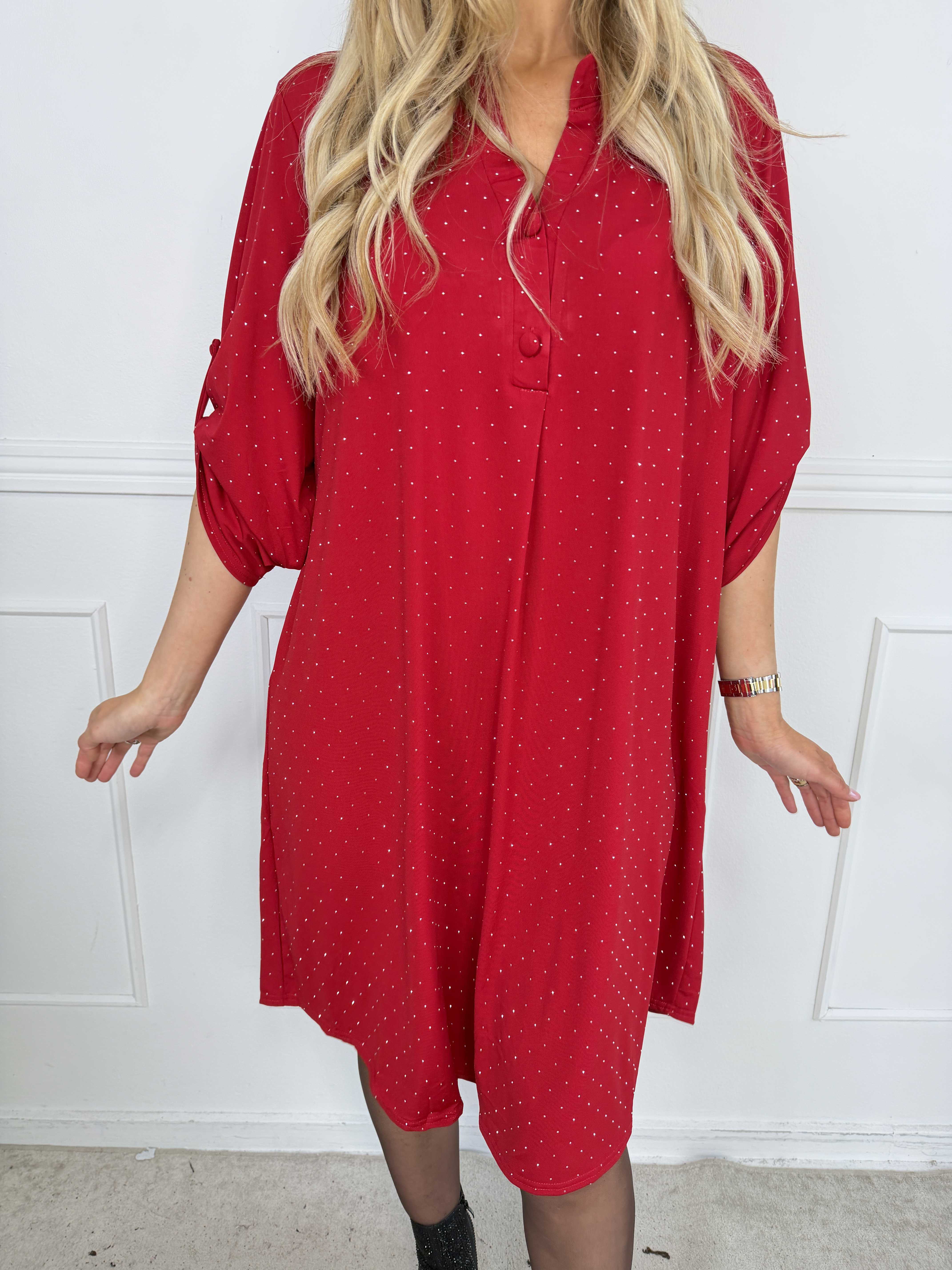 Ebba Crystal - Klänning i plus size med strass och knappar vid urringningen som ger en elegant look