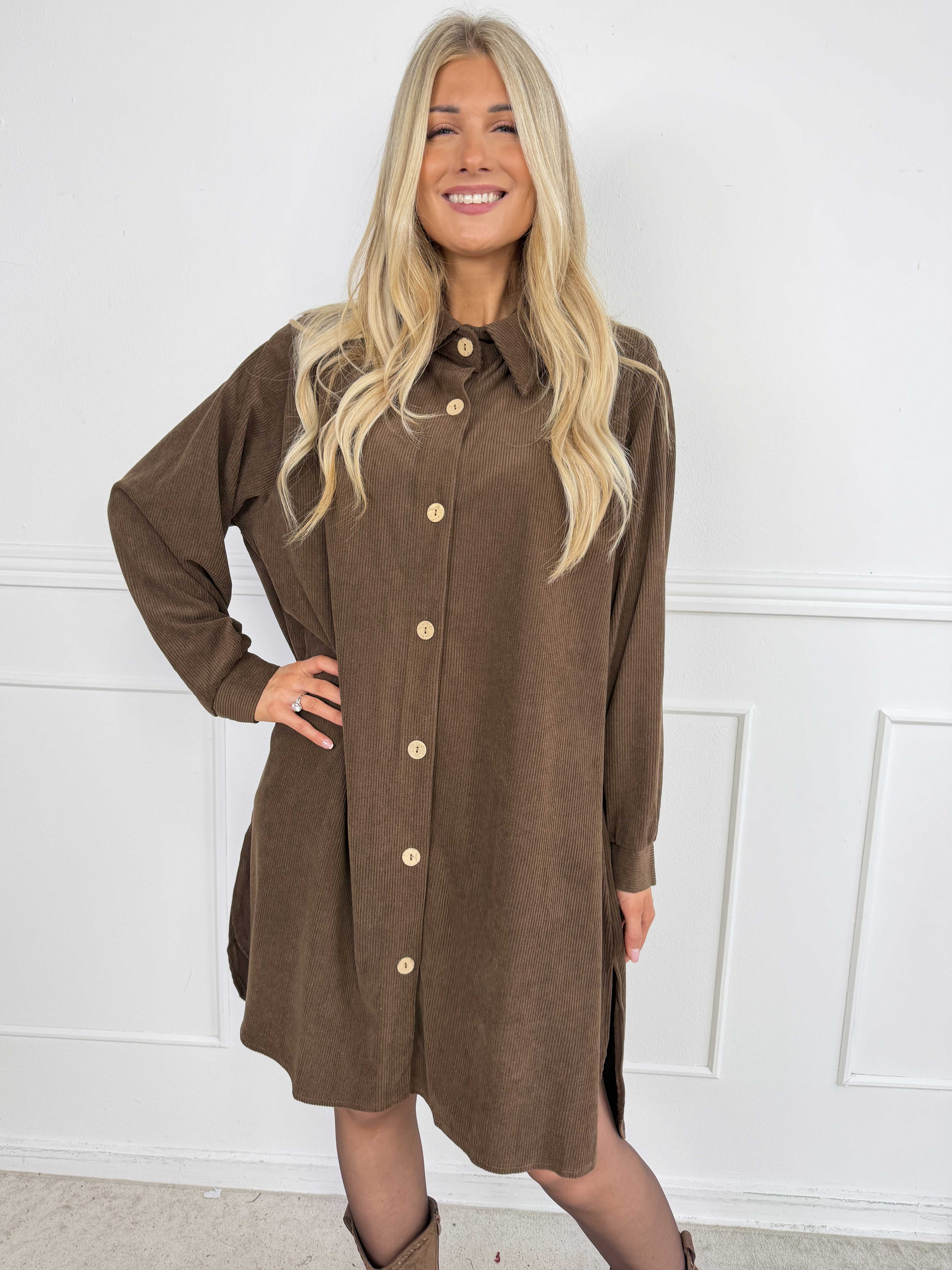 Manola - Skjortklänning i plus size i mjuk sammet med fina träknappar hela vägen ner