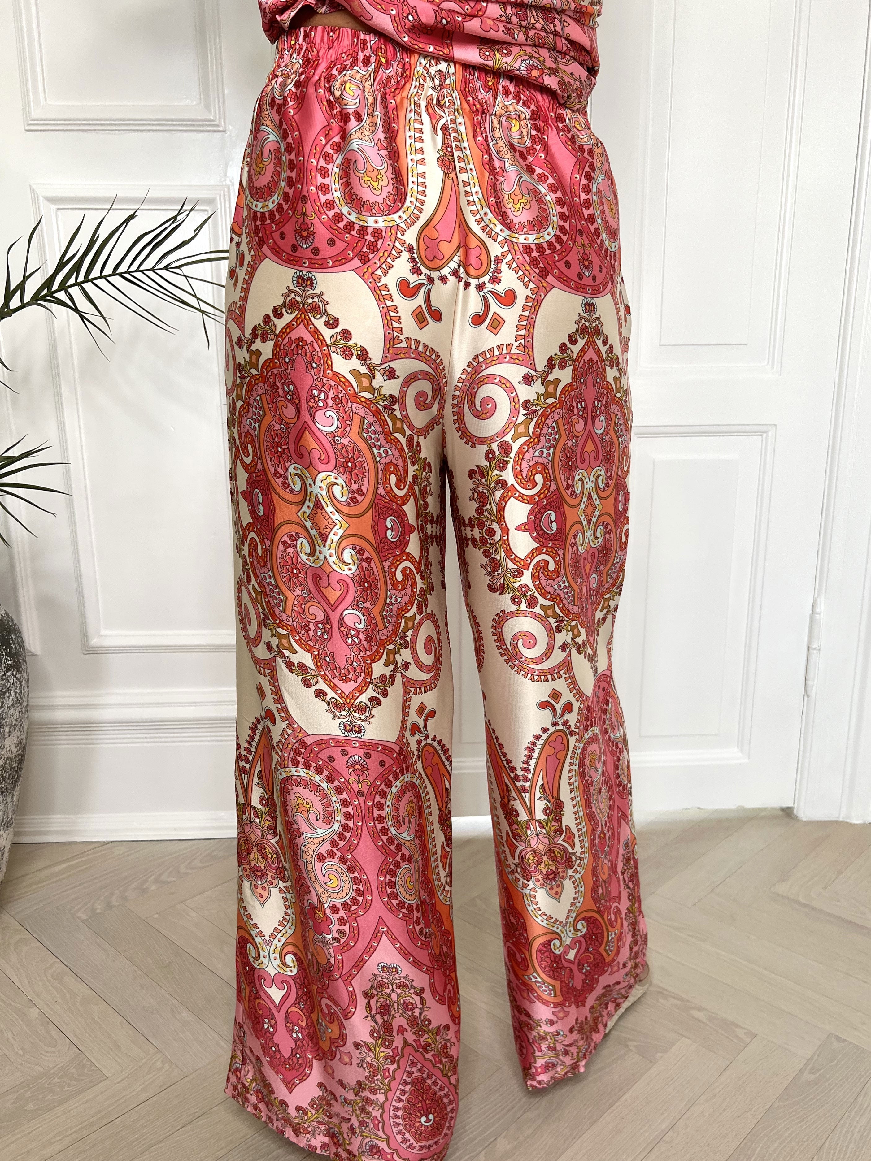 Mali Pants - Paisleymönstrade byxor i silkelook