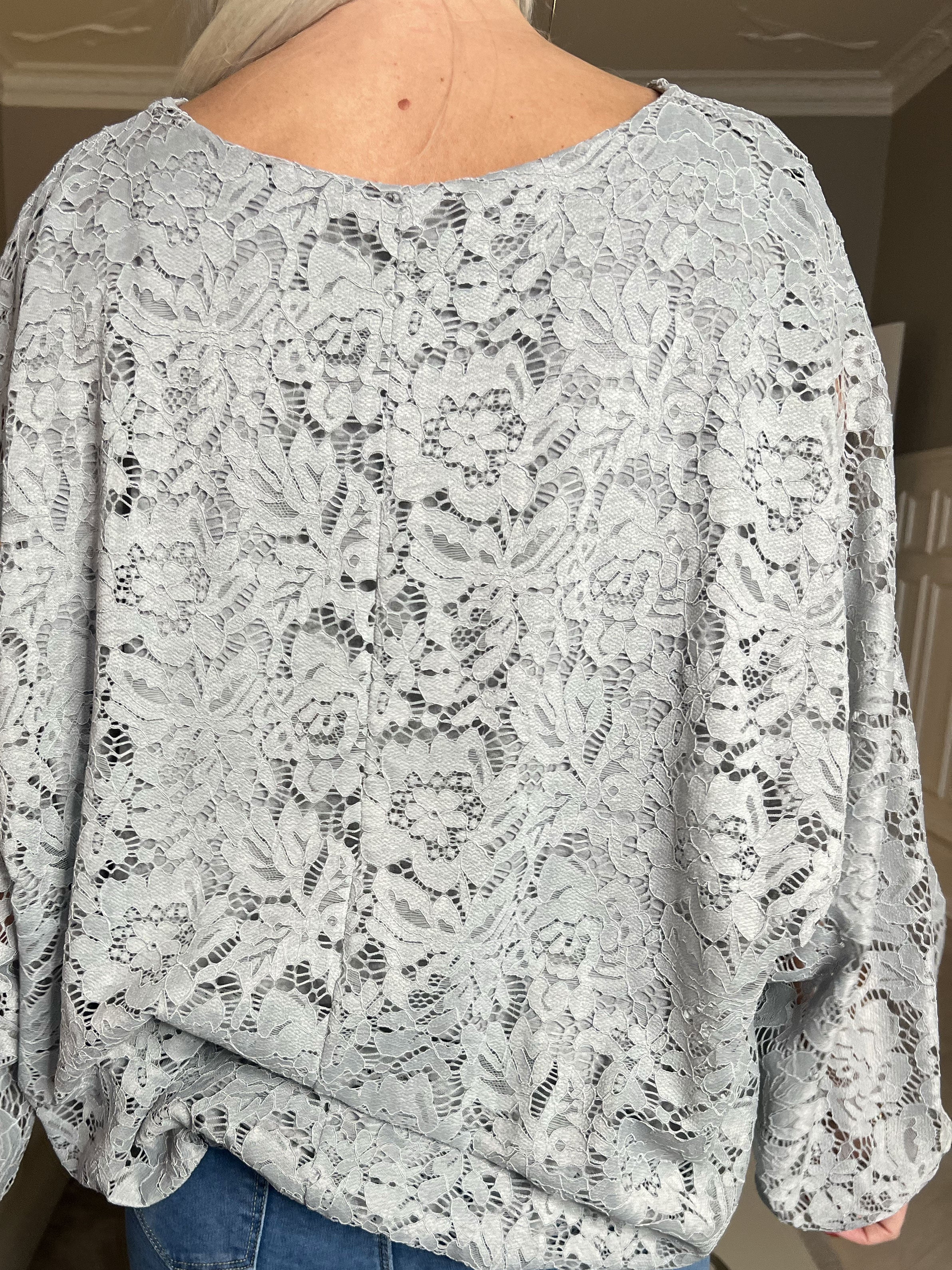 Destiny Lace - Spetsblus med fladdermusärmar