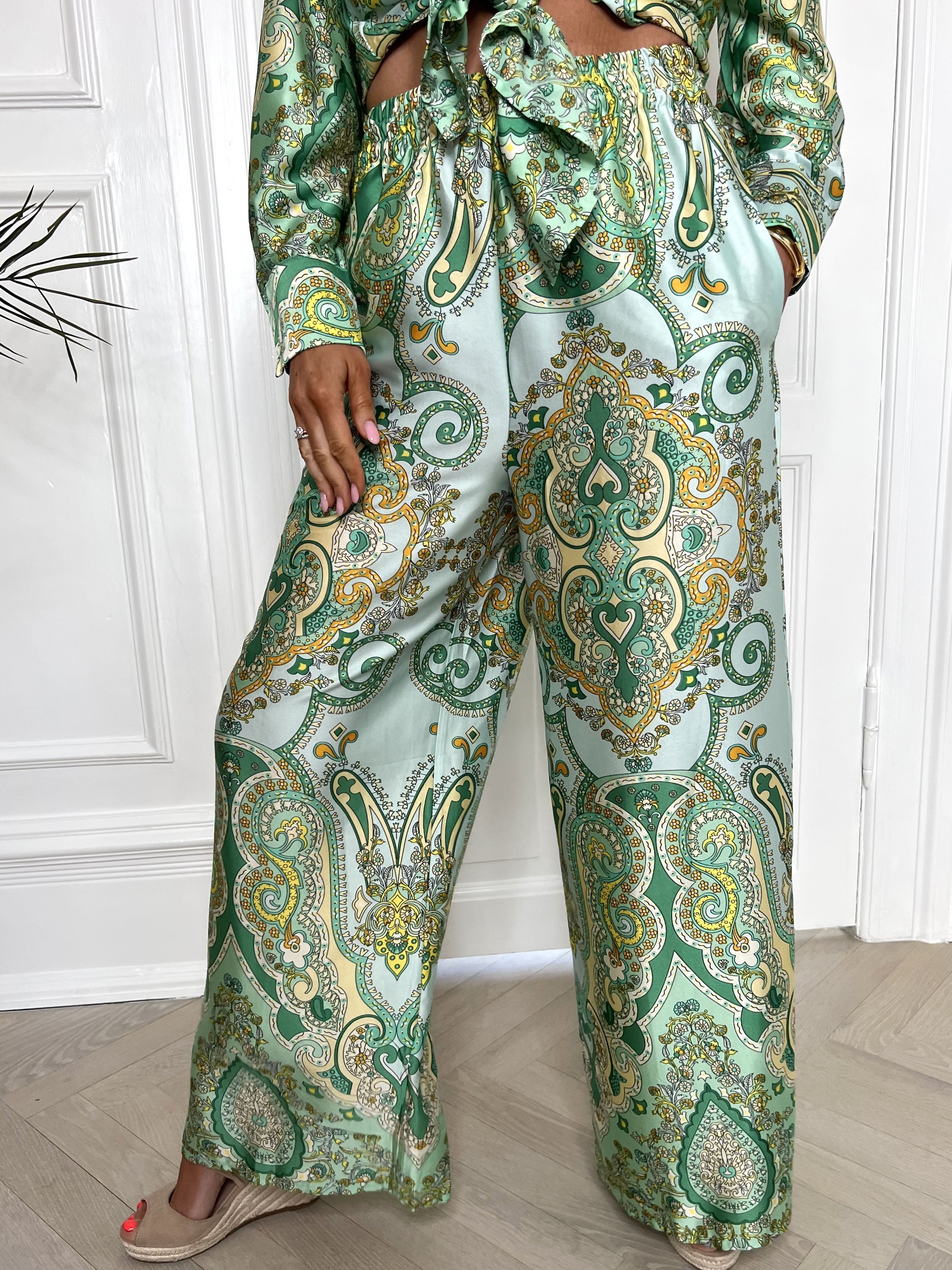 Mali Pants - Paisleymönstrade byxor i silkelook