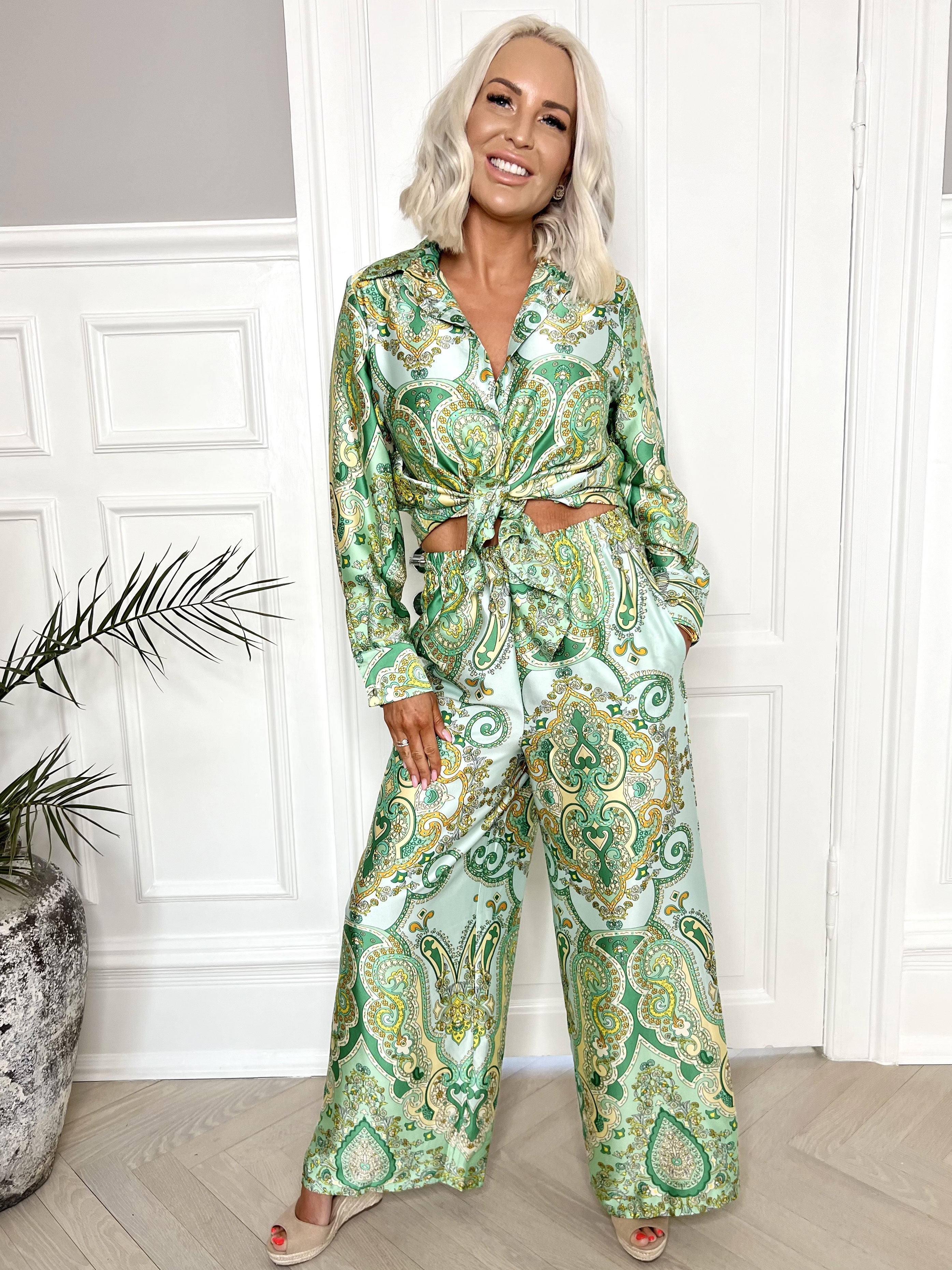 Mali Pants - Paisleymönstrade byxor i silkelook