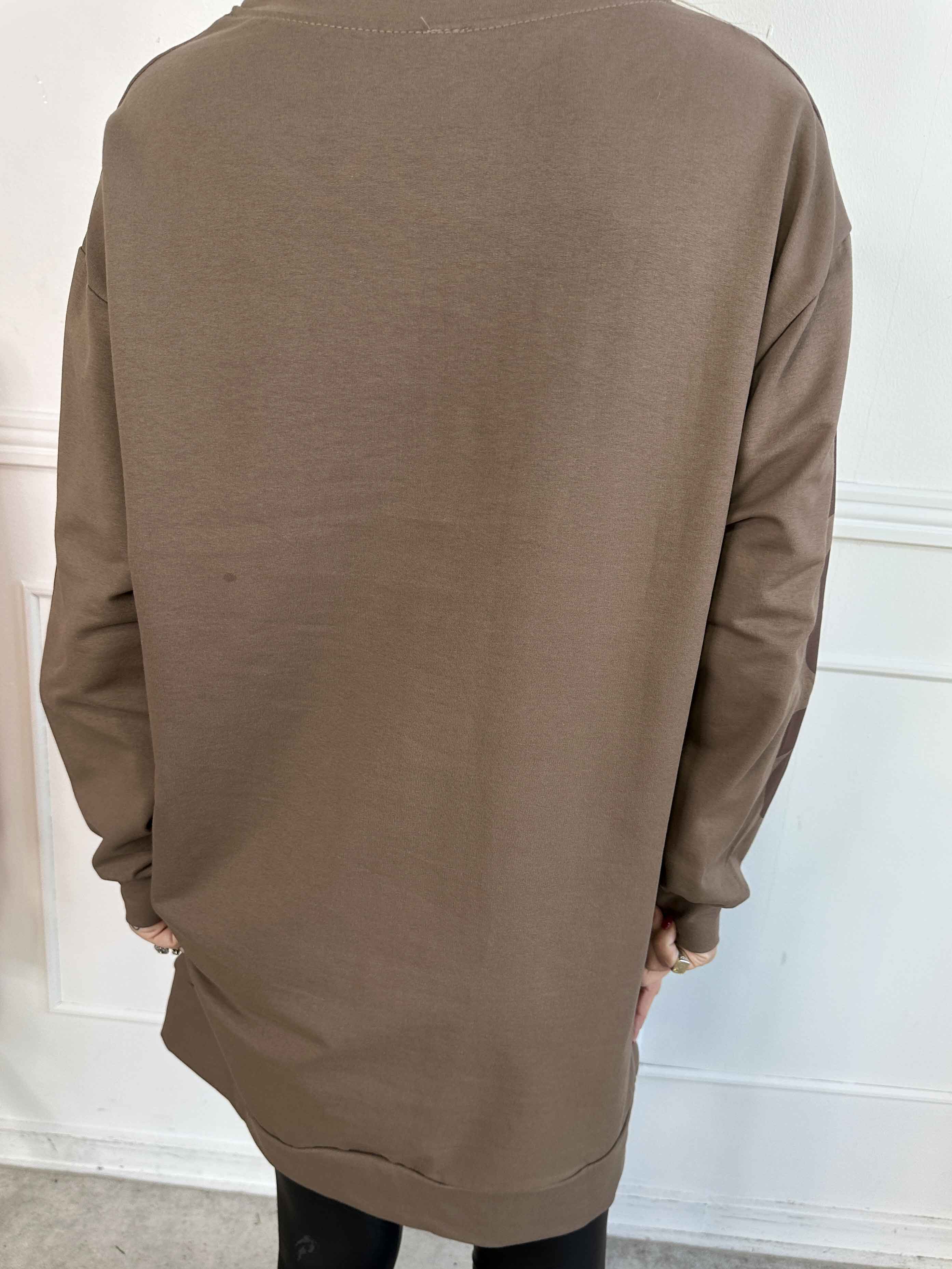 Claudine - Joggingklänning i bomull med texten COPENHAGEN