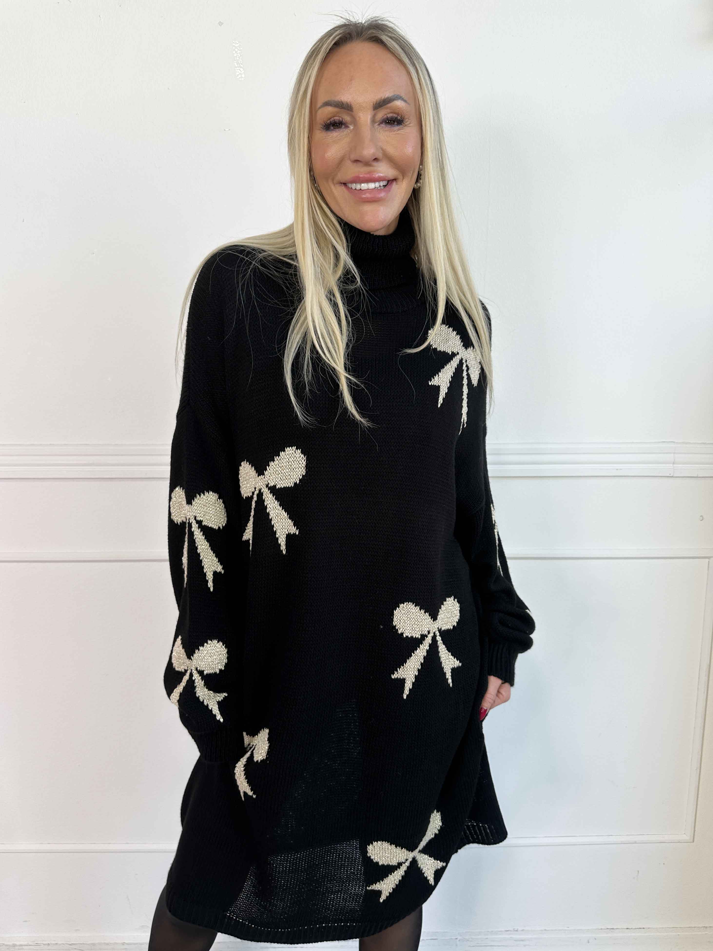 Vallie - Sød strikkjole med guldsløjfer og rullekrave