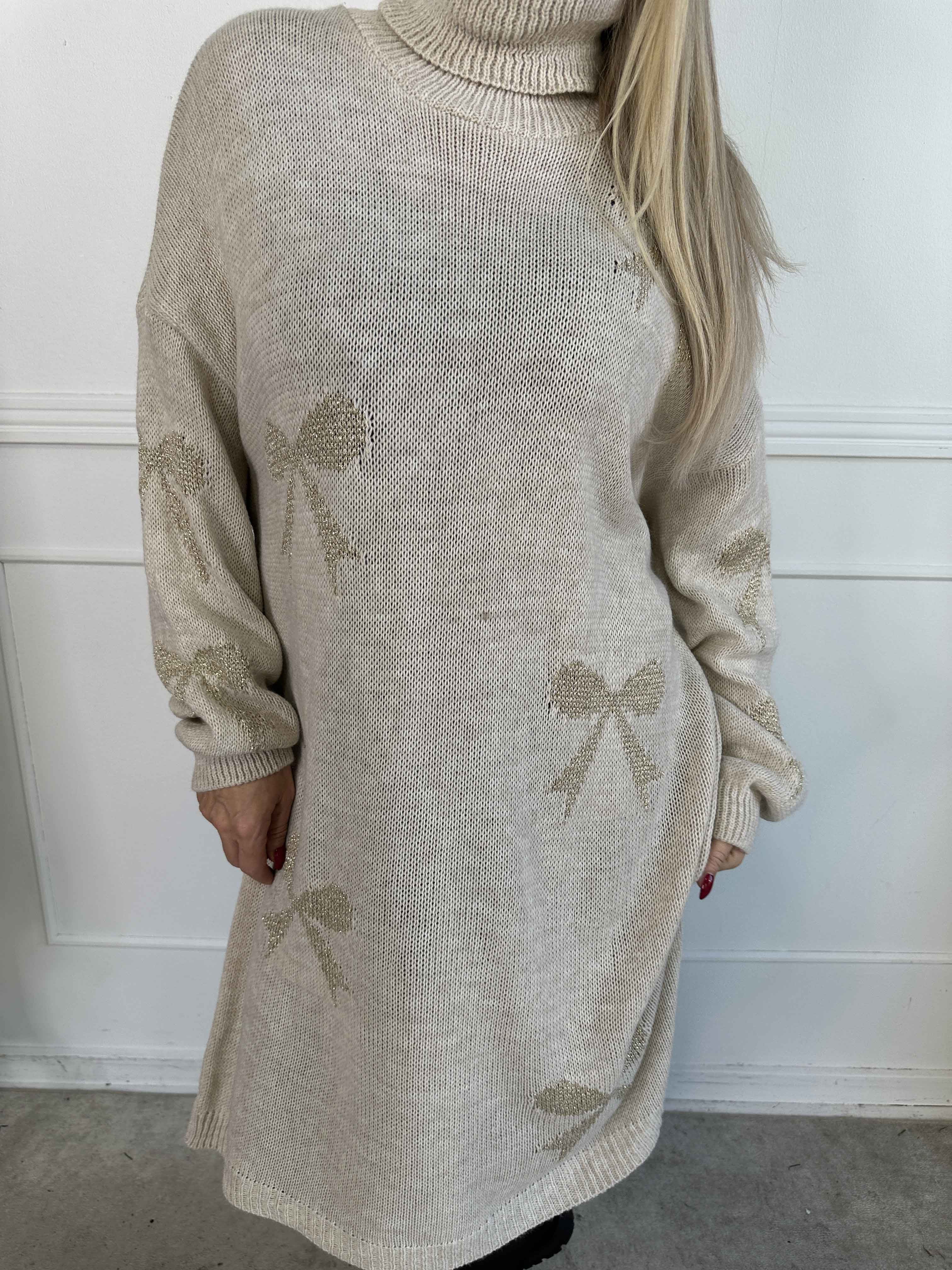 Vallie - Sød strikkjole med guldsløjfer og rullekrave